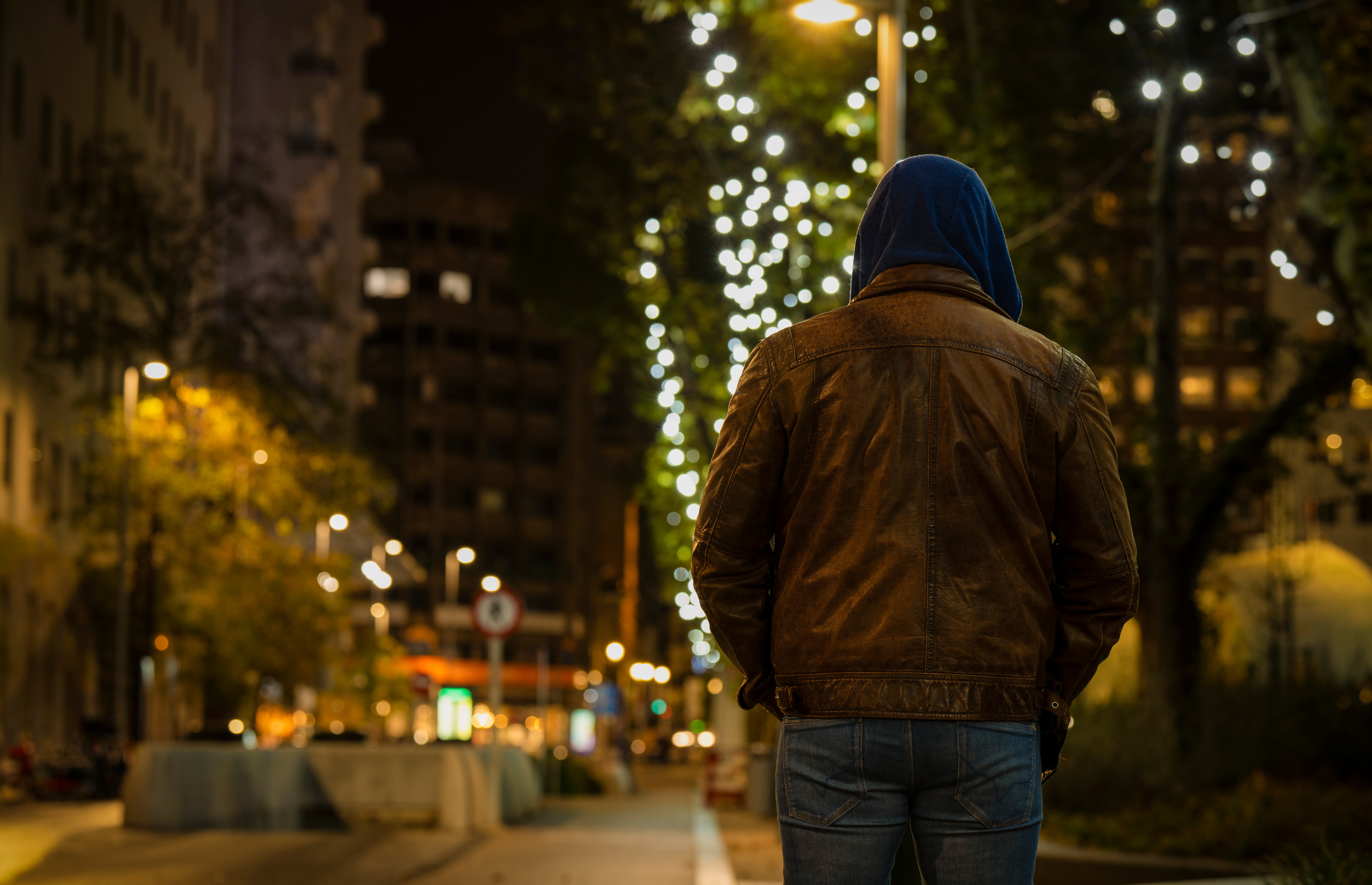 Hombre camina en la calle por la noche | Foto: Shutterstock