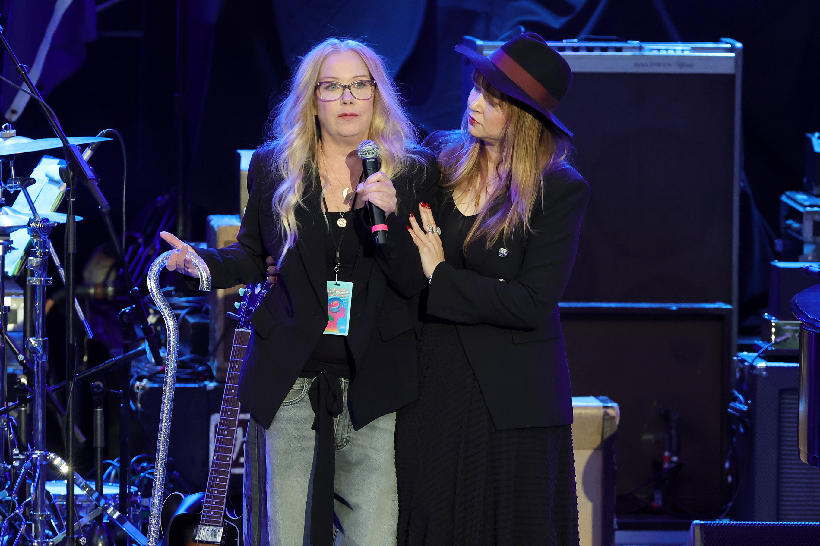 Christina Applegate habla en el escenario durante el concierto Light Up The Blues 7, que celebra el 20.º aniversario de Autism Speaks, en Los Ángeles, California, el 26 de abril de 2025. | Fuente: Getty Images
