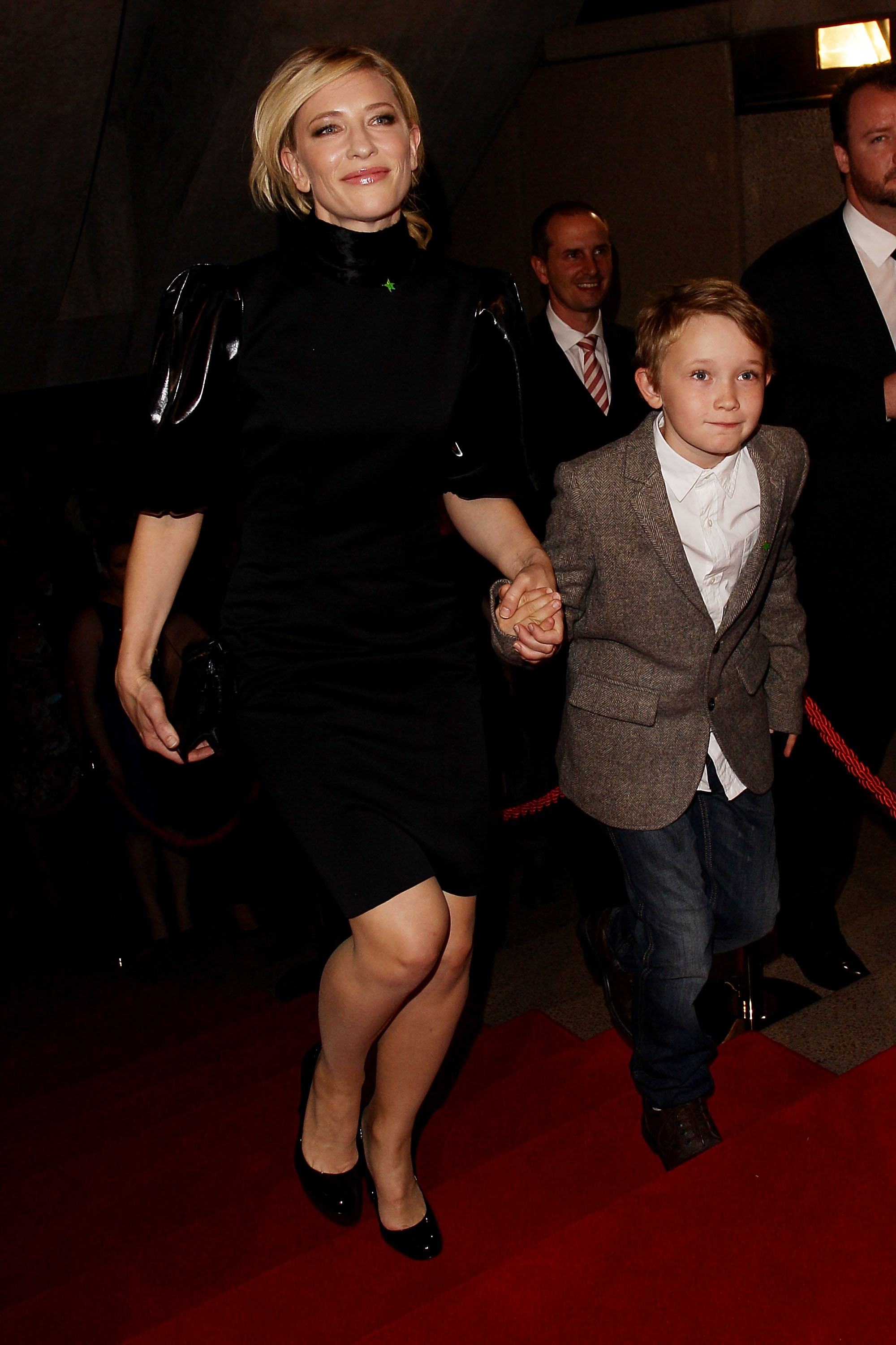 Cate Blanchett y su hijo Roman Upton en los premios Helpmann, el 24 de septiembre de 2012, en Sidney, Australia. | Foto: Getty Images