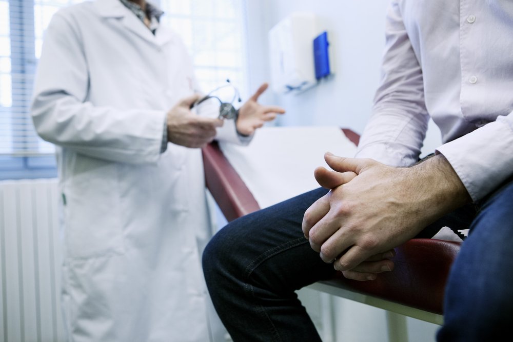 Médico y paciente en un consultorio. | Foto: Shutterstock