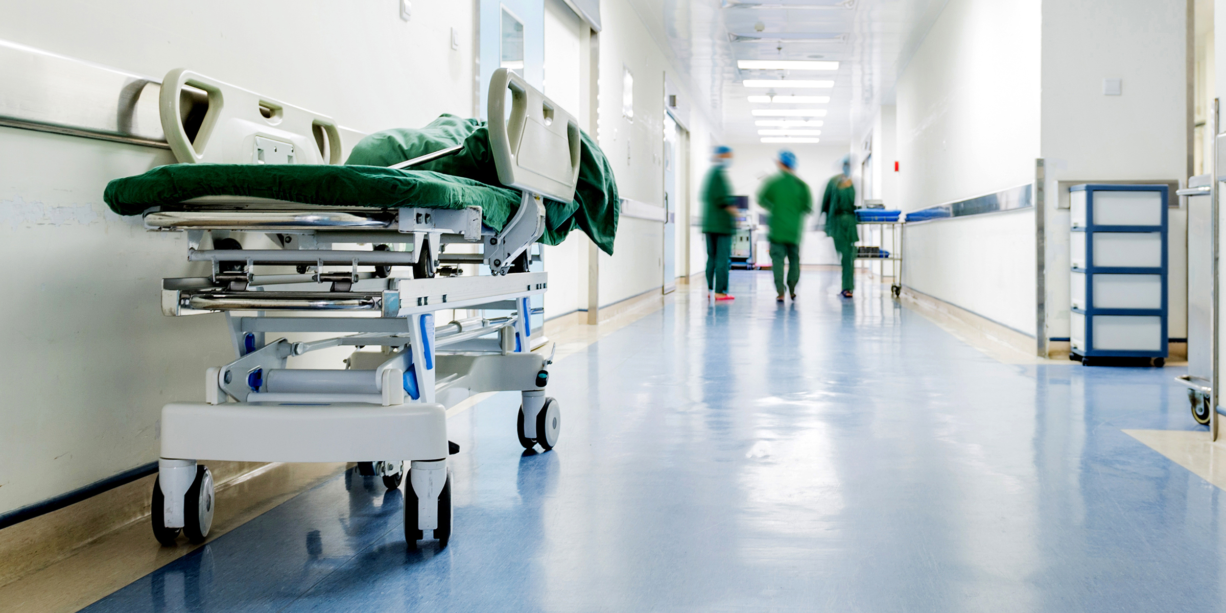 Interior de un concurrido hospital | Fuente: Shutterstock