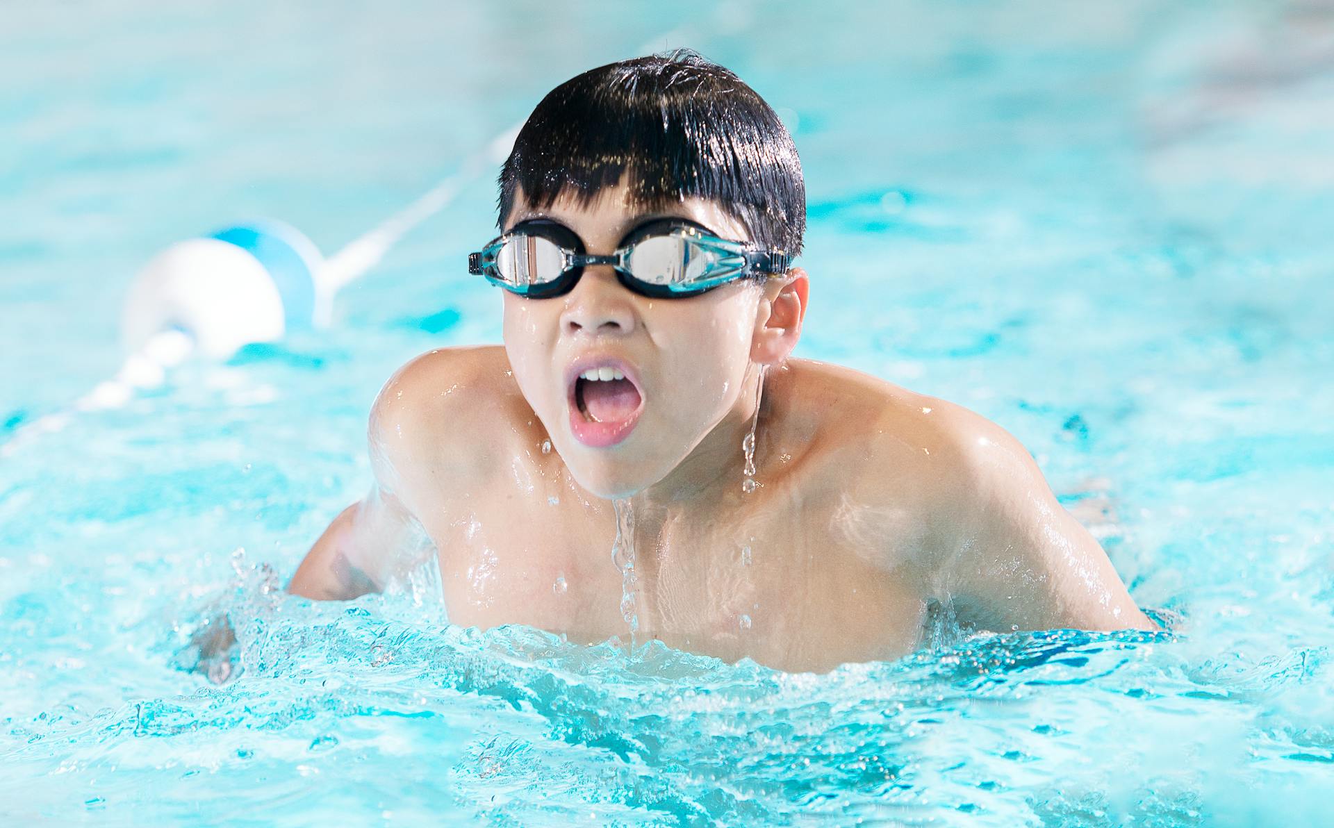 Un niño nadando en la piscina | Fuente: Pexels