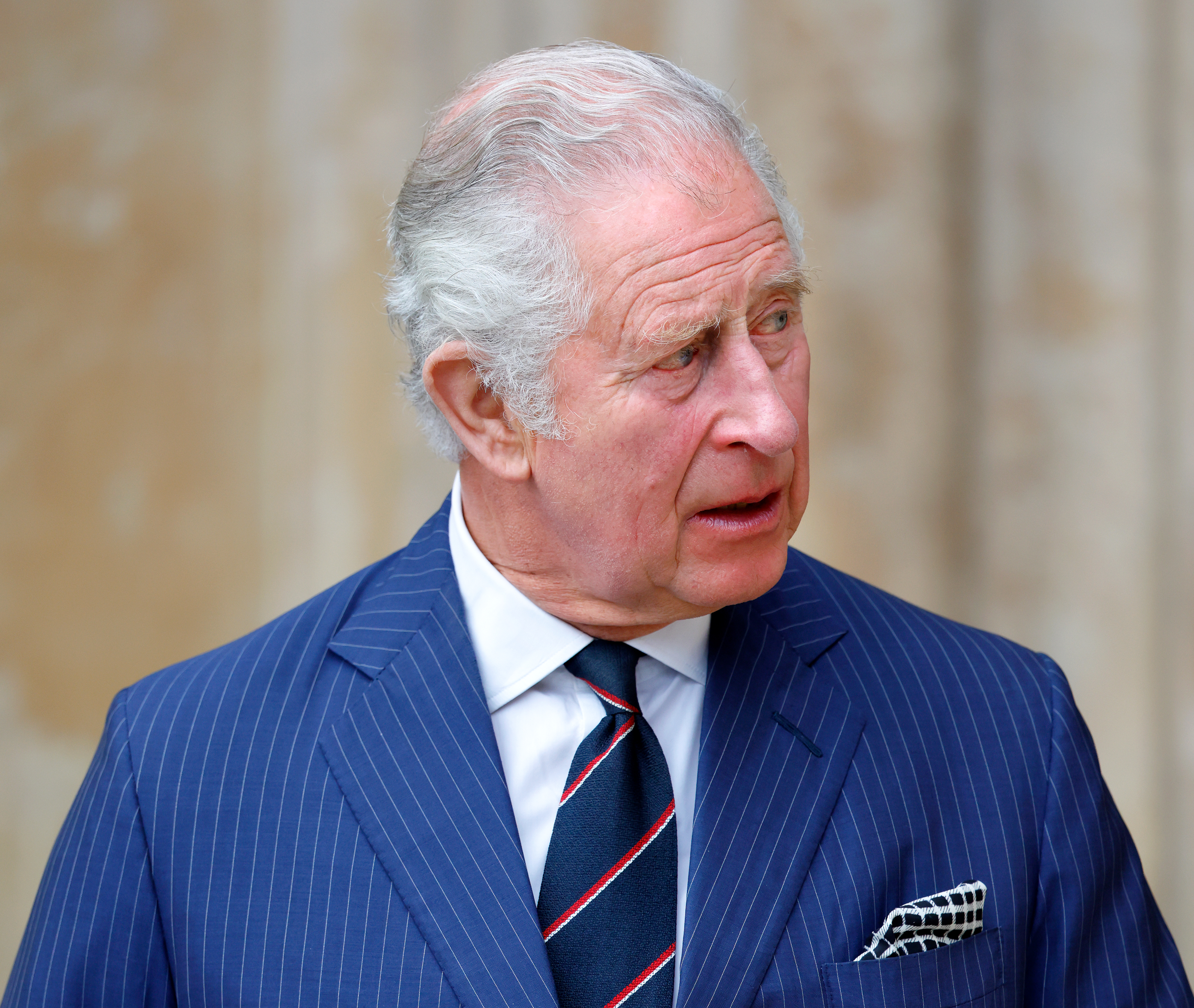 El Rey Charles III asiste a un Servicio de Acción de Gracias por la vida del Príncipe Philip el 29 de marzo de 2022 en Sandringham, Inglaterra | Fuente: Getty Images