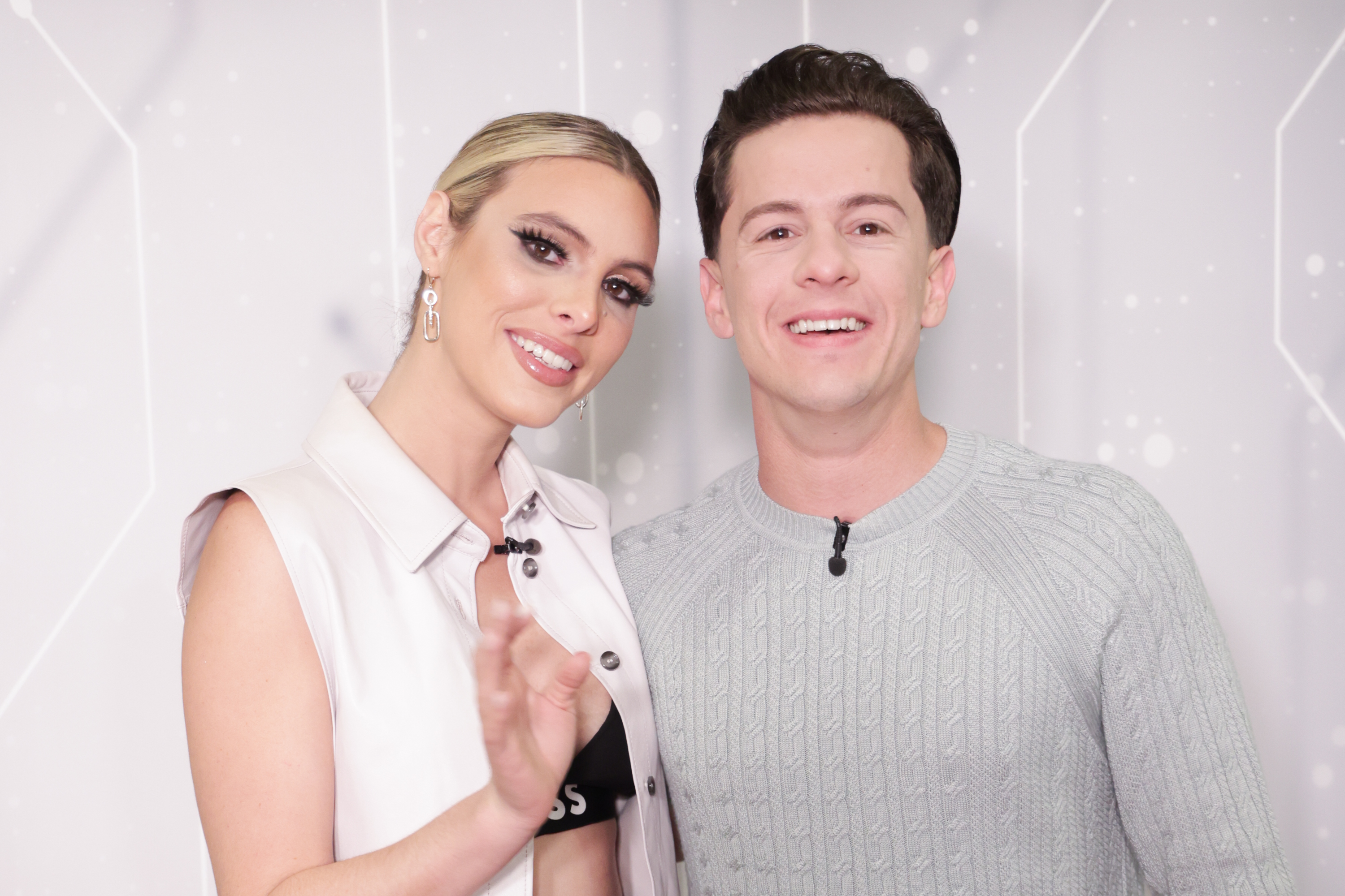 Lele Pons y Guaynaa visitan “Despierta América” para promocionar su nuevo sencillo “Abajito” en Univision Studios el 16 de marzo de 2023 en Doral, Florida. | Fuente: Getty Images