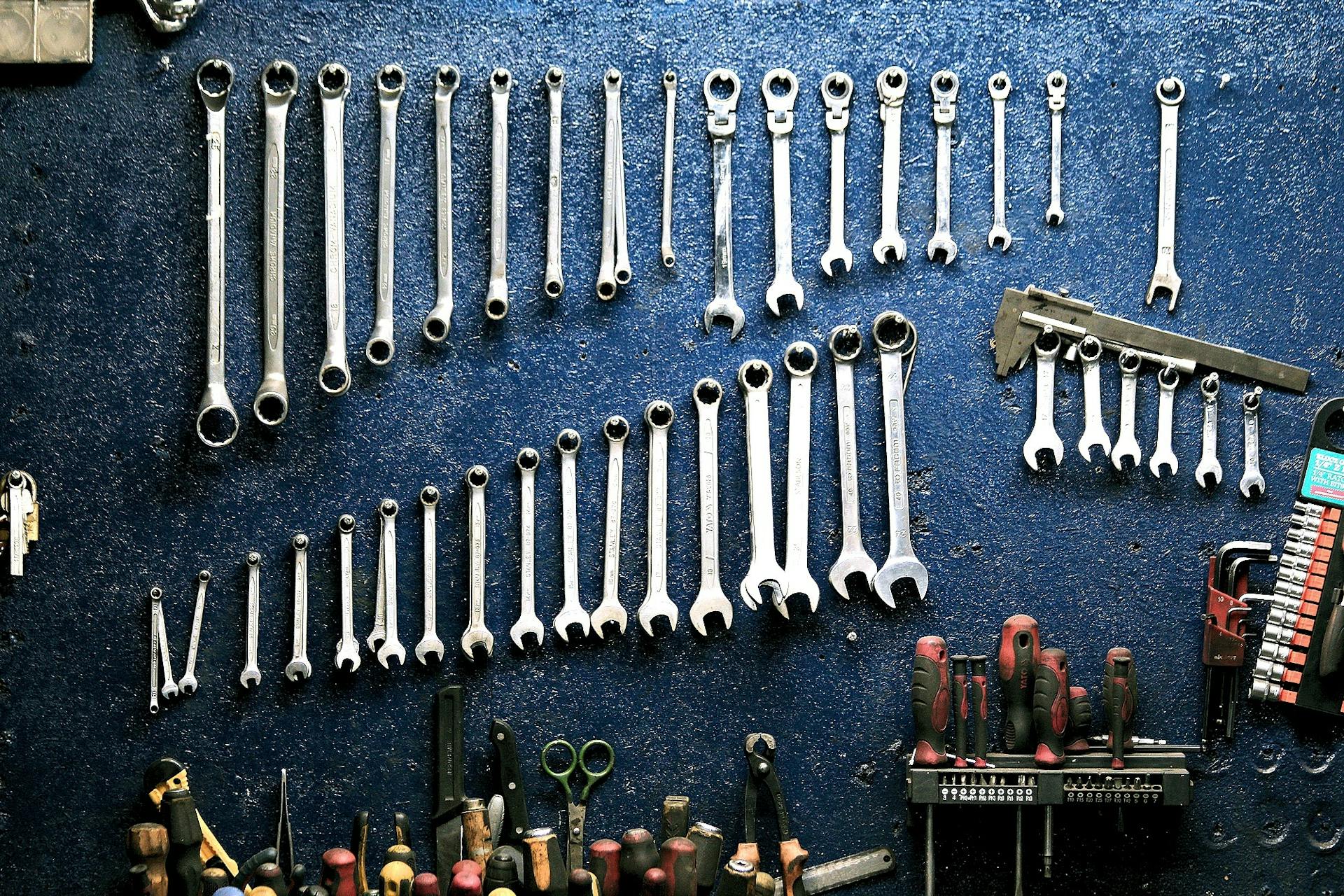Una pared de herramientas en un garaje | Fuente: Pexels