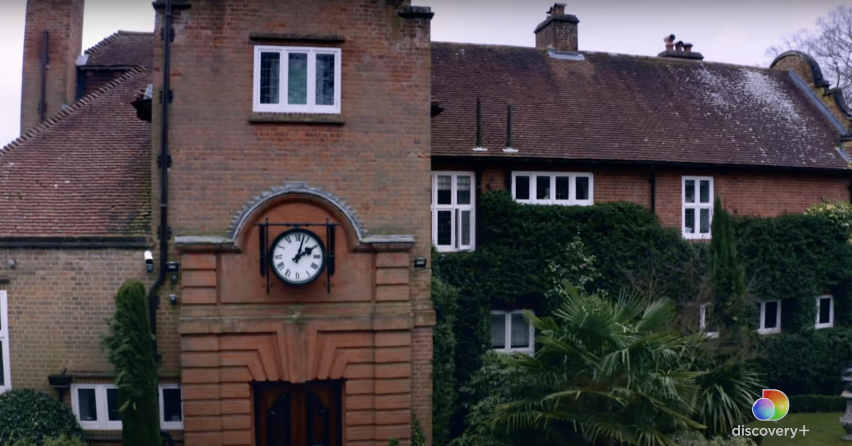 El exterior de la casa de la familia Osbourne en Buckinhamshire, Reino Unido, tal y como se publicó el 3 de octubre de 2022 | Fuente: YouTube/discovery plus