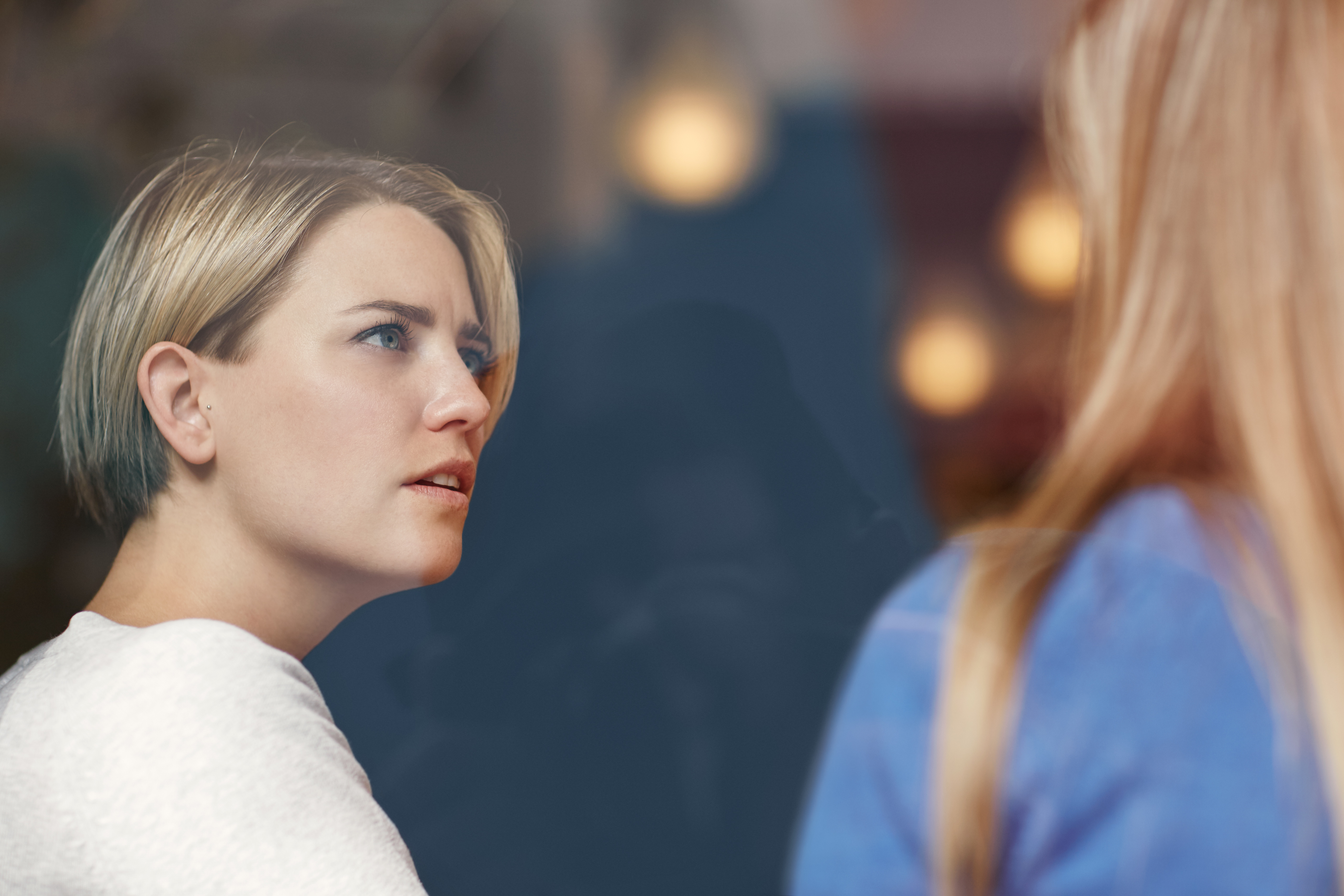 Una mujer parece conmocionada mientras escucha a otra mujer | Foto: Shutterstock