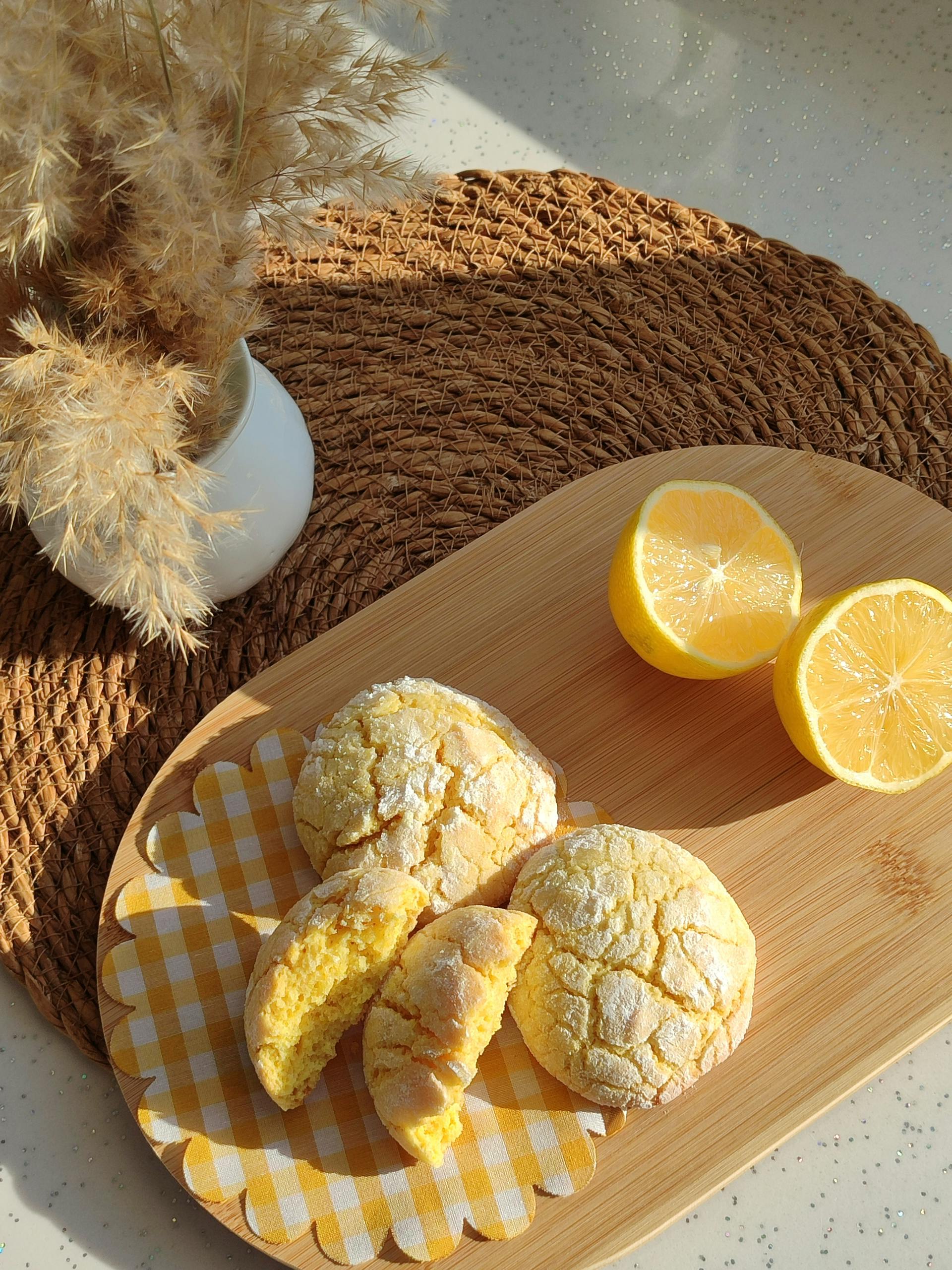 Galletas de limón y limones frescos en una bandeja de madera | Fuente: Pexels