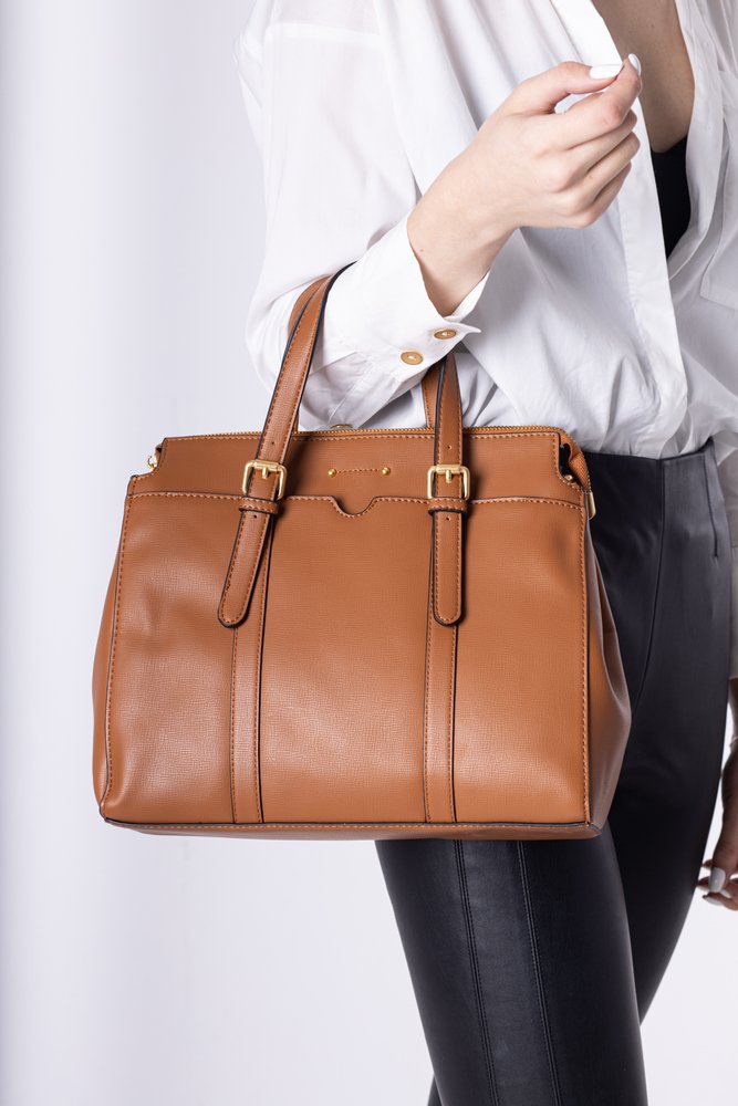 Mujer con bolso marrón. | Foto: Shutterstock.