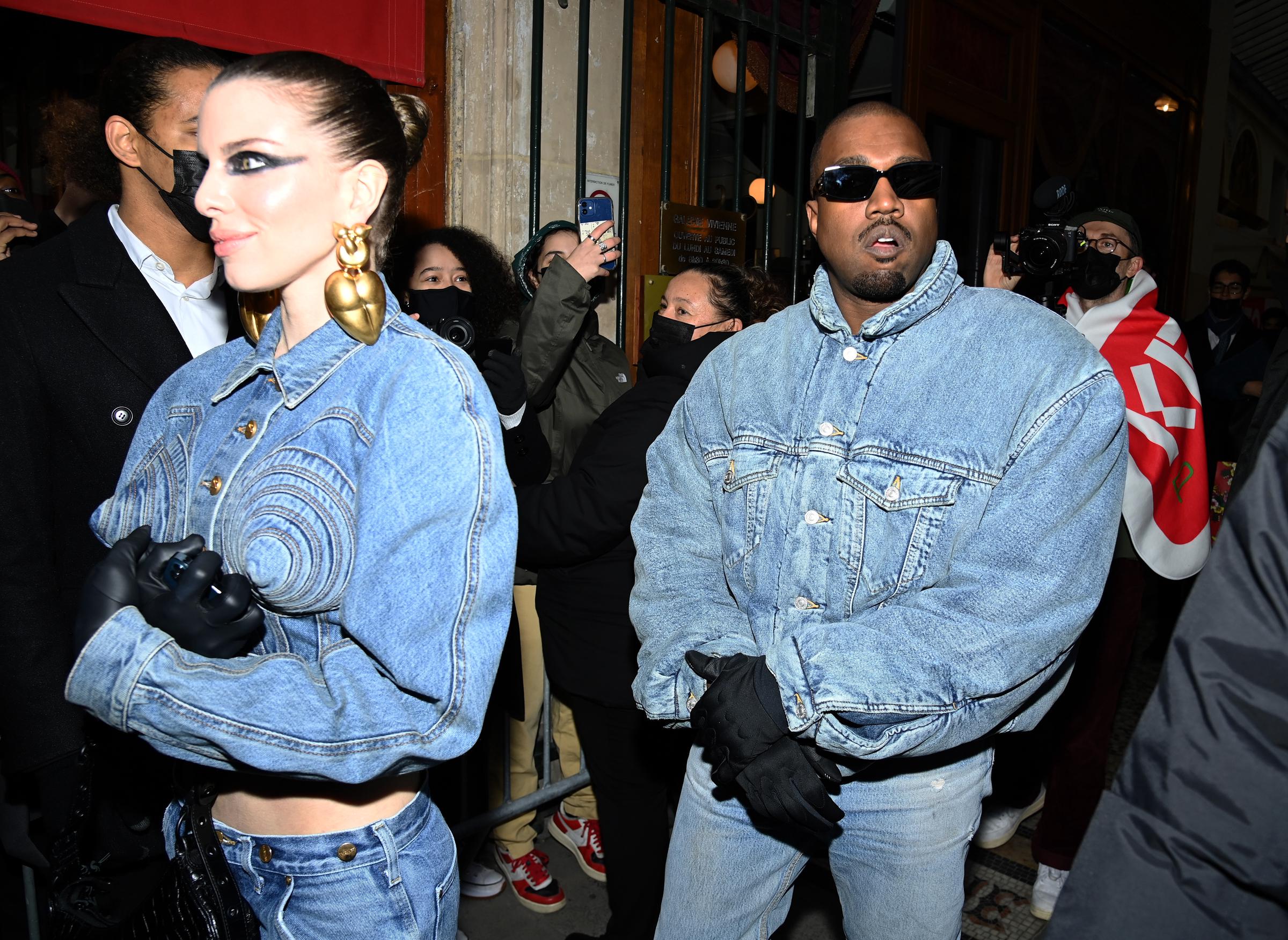 Julia Fox y Kanye West en el desfile Kenzo Otoño/Invierno 2022/2023 en París, Francia, el 23 de enero de 2022. | Fuente: Getty Images