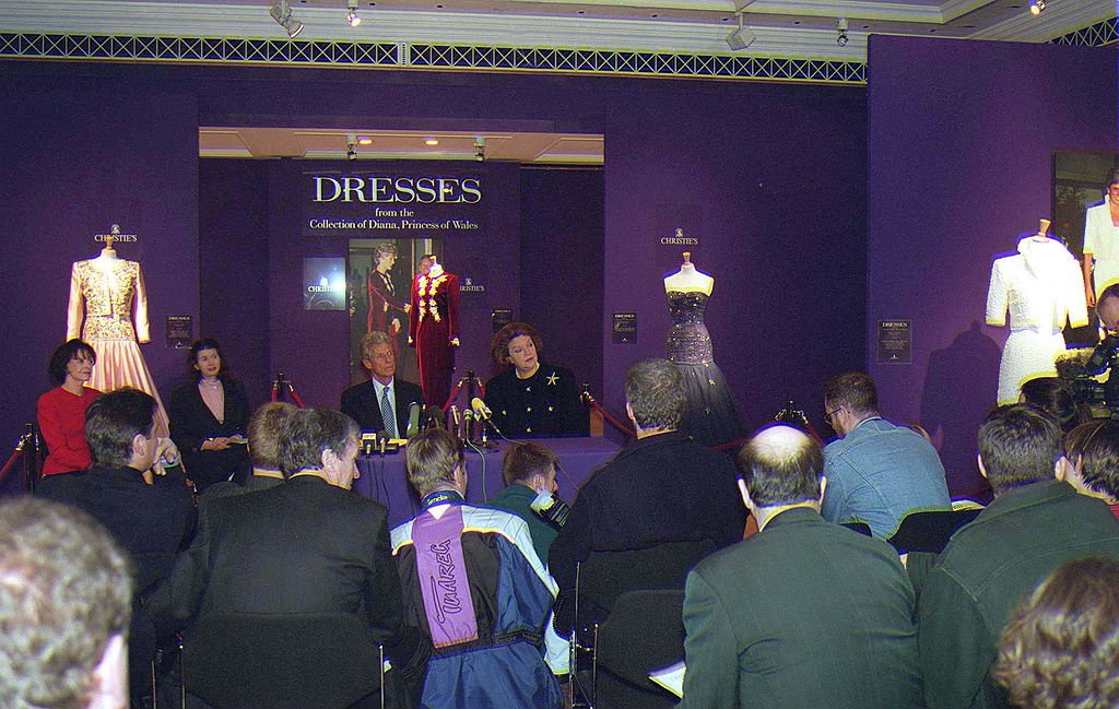 Conferencia de prensa en Christie's en Londres para promover la subasta de vestidos reales en 1997. | Foto: Getty Images.