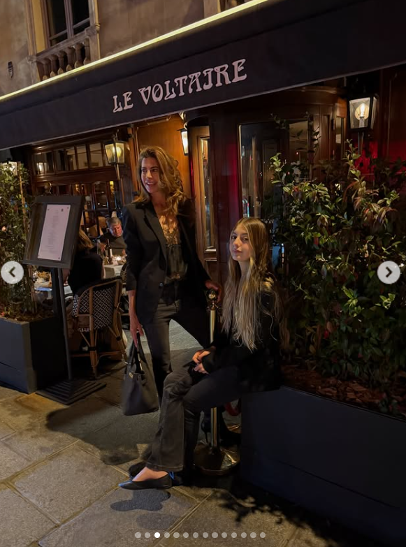 Durante una salida nocturna por las calles de París, Juliana Awada y su hija Antonia Macri posan en la entrada del emblemático restaurante Le Voltaire luciendo elegantes atuendos en tonos oscuros y negro total. | Fuente: Instagram/juliana.awada