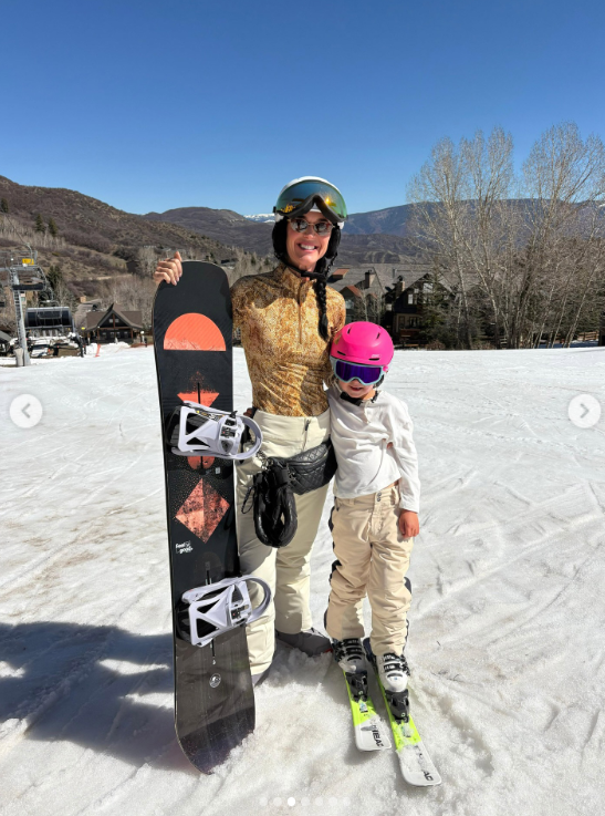 Katy Perry se pasa un día divertido en la nieve con su hija, Daisy Dove Bloom. La cantante sostiene una tabla de snowboard mientras Daisy está a su lado con los esquís puestos, disfrutando de un rato juntas en las pistas. | Fuente: Instagram/katyperry
