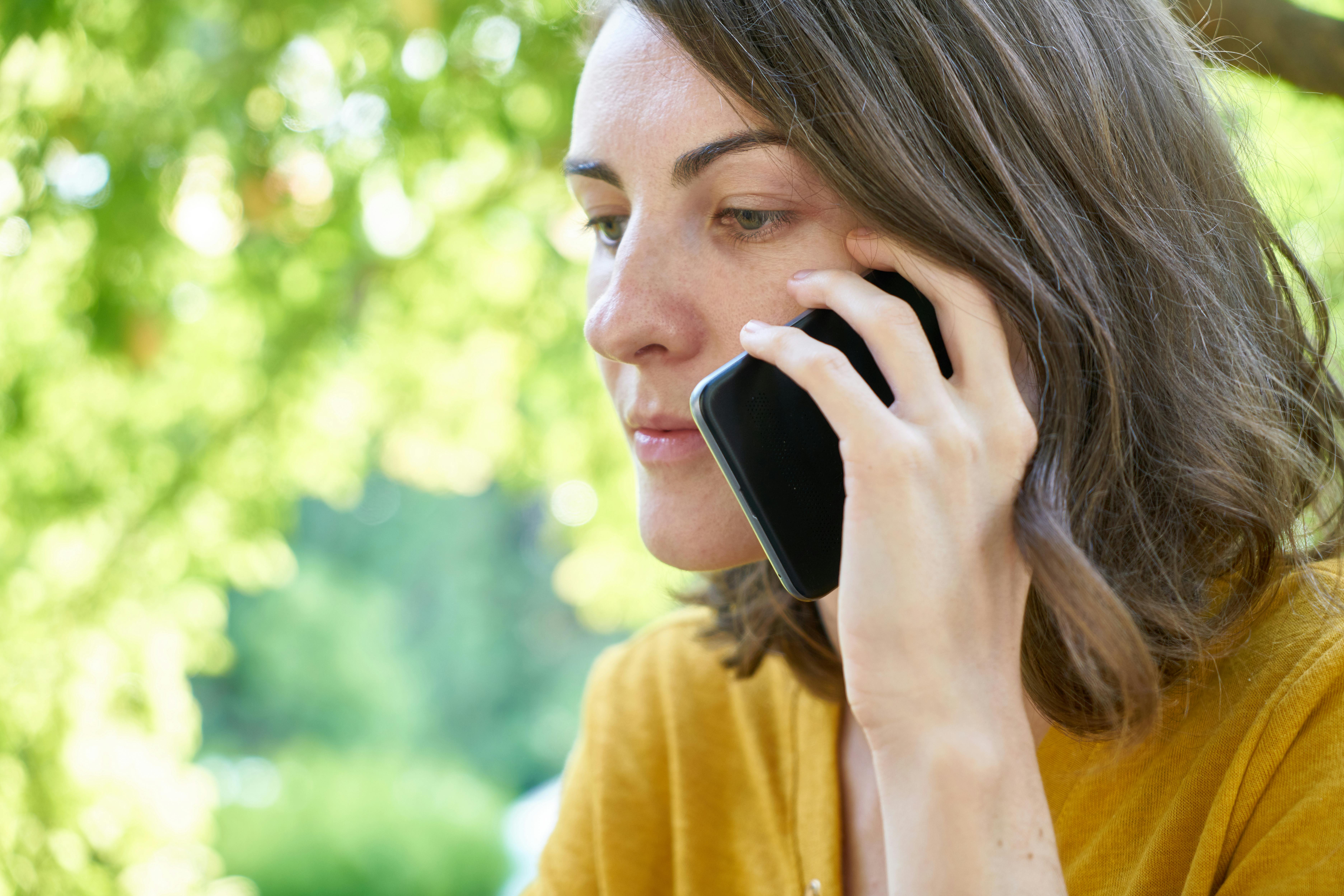 Mujer seria hablando por teléfono | Fuente: Pexels