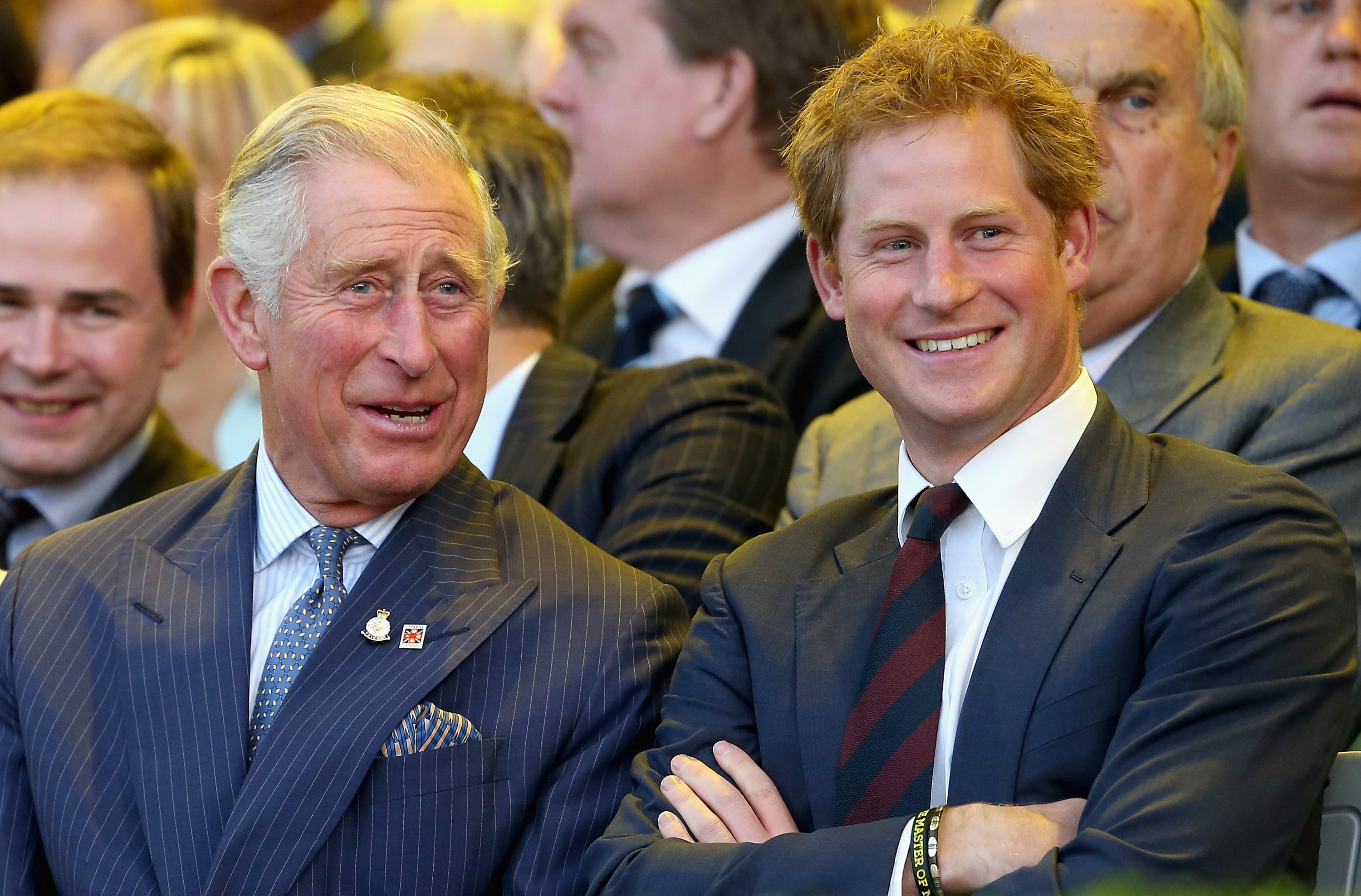 El príncipe Charles y el príncipe Harry ríen durante la ceremonia de apertura de los Juegos Invictus el 10 de septiembre de 2014 en Londres, Inglaterra | Fuente: Getty Images