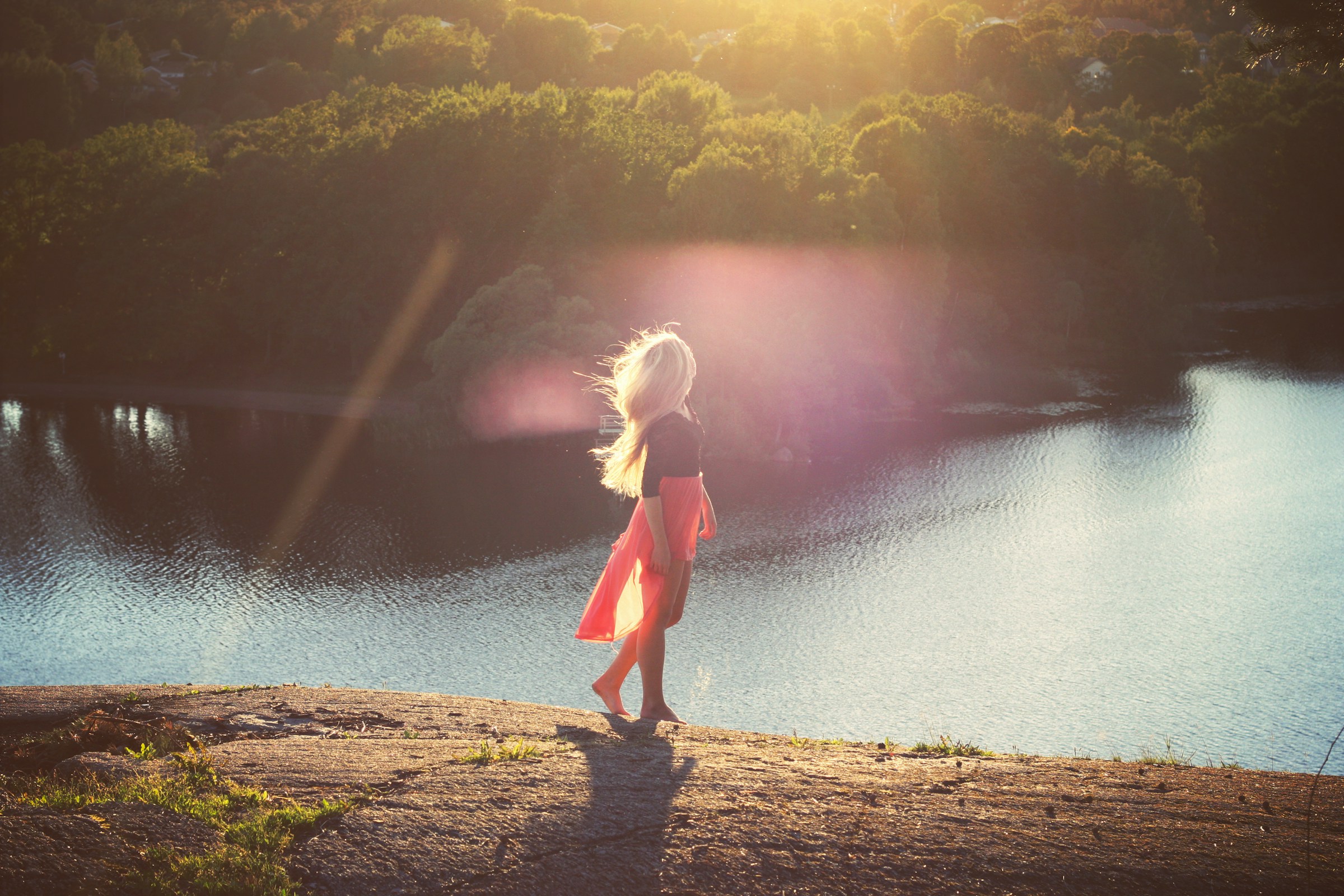 Mujer cerca de un lago | Foto: Unsplash
