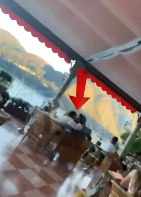 Jennifer Lopez y Ben Affleck sentados en el interior de un restaurante frente al lago en el Lago Como, Italia, publicado el 24 de agosto de 2022 | Fuente: YouTube/TMZ