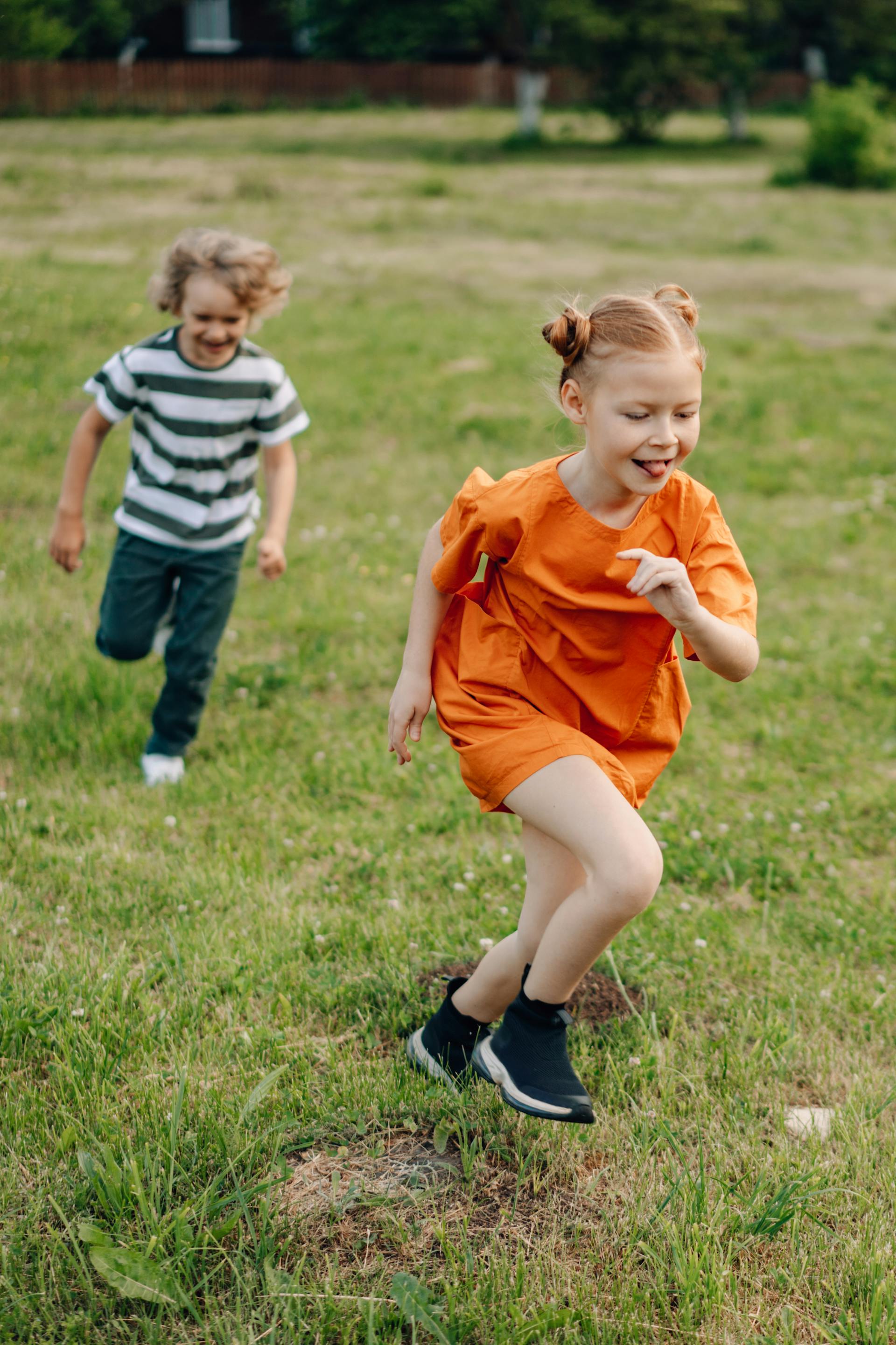 Niños corriendo sobre la hierba | Foto: Pexels