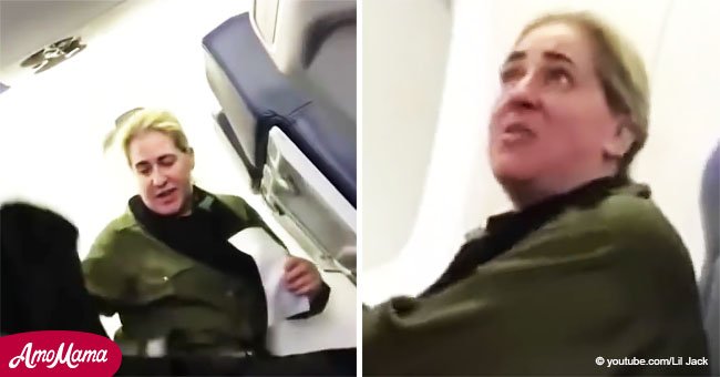 Mujer se niega a sentarse al lado del bebé llorando en avión e inmediatamente obtiene venganza
