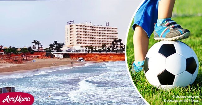 Niño juega fútbol en playa española. De repente, se encuentra con otro niño y muere