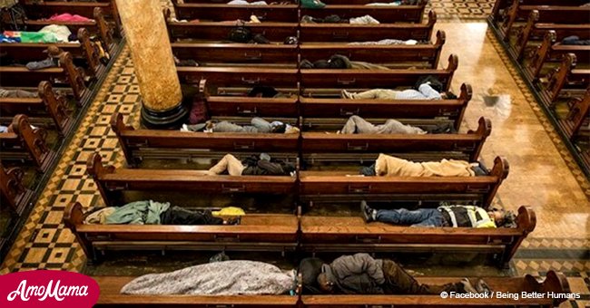 Iglesia permite que las personas sin hogar duerman allí toda la noche, y les dan mantas