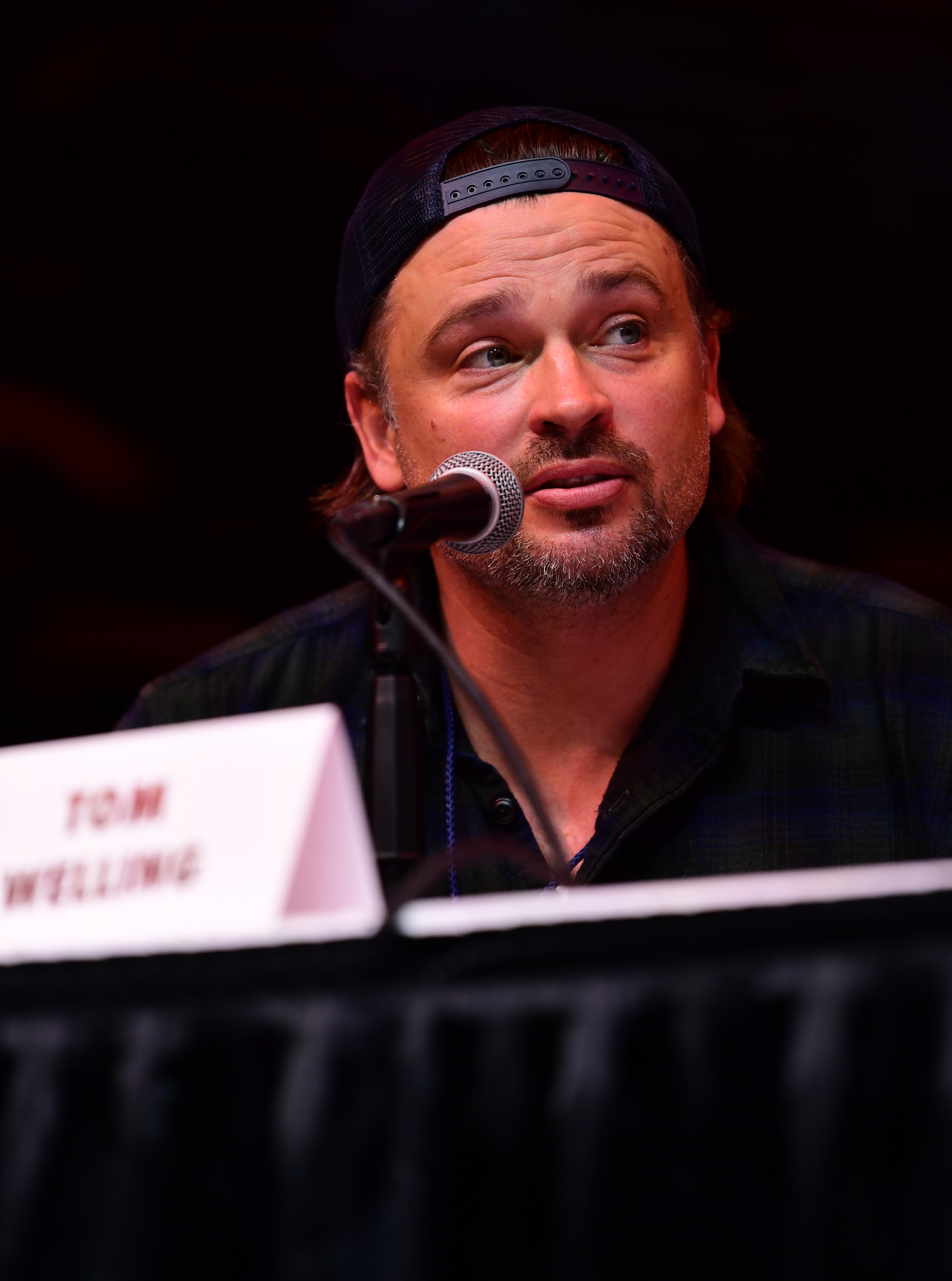 El actor habla durante el panel de "Smallville" en la Comic Con de Los Ángeles el 4 de diciembre de 2021. | Fuente: Getty Images