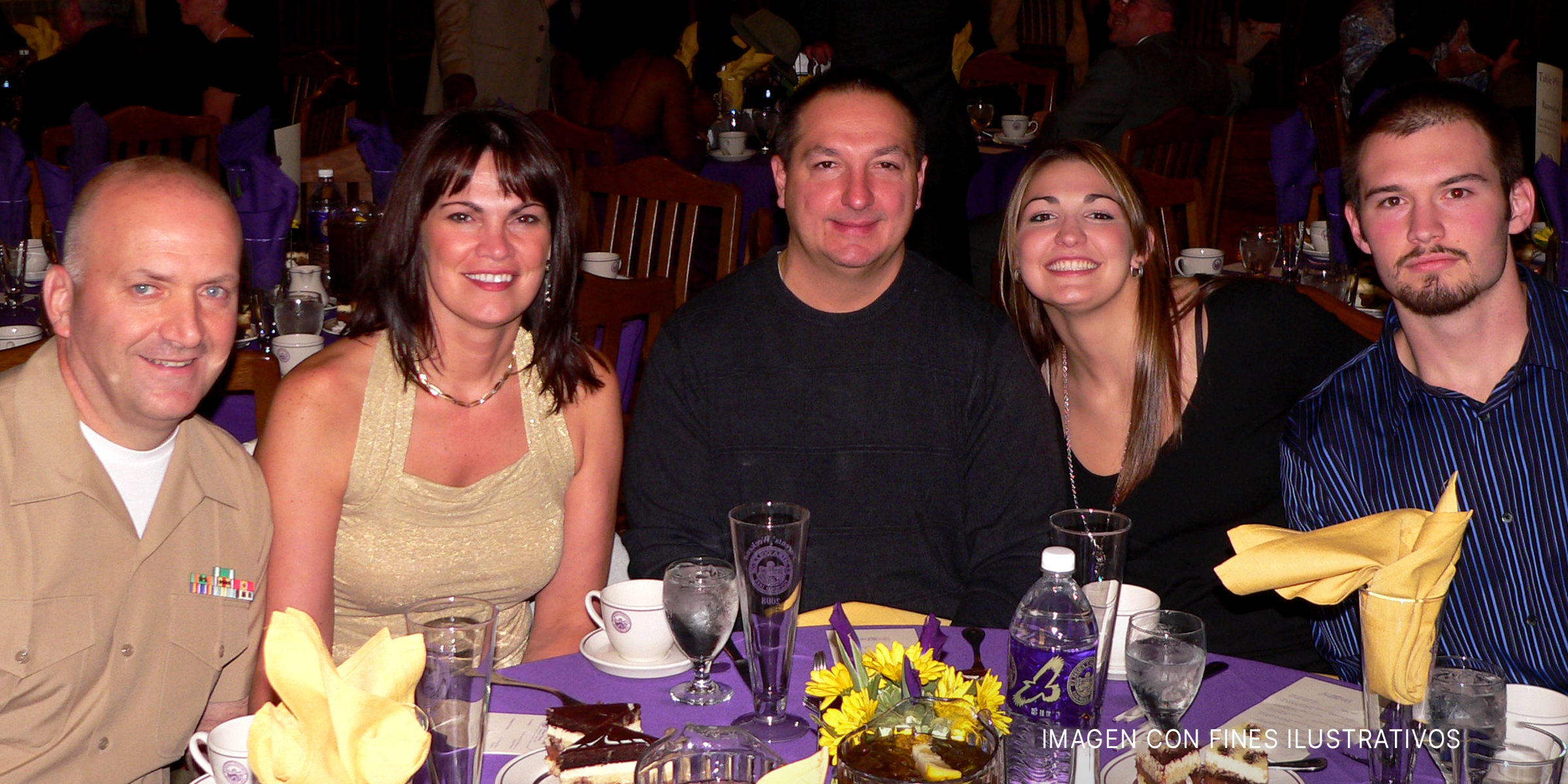 Gente reunida para cenar en familia en un restaurante | Foto: Flickr.com (CC BY 2.0)