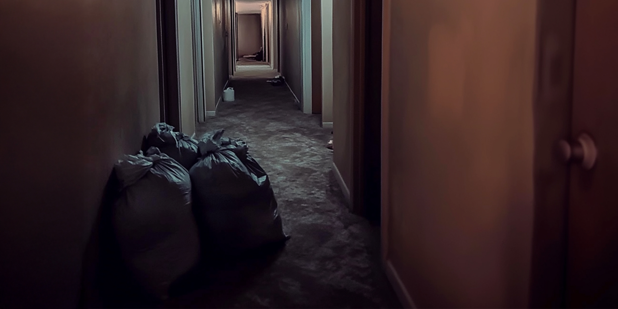 Bolsas de basura en la puerta de un apartamento | Fuente: Amomama