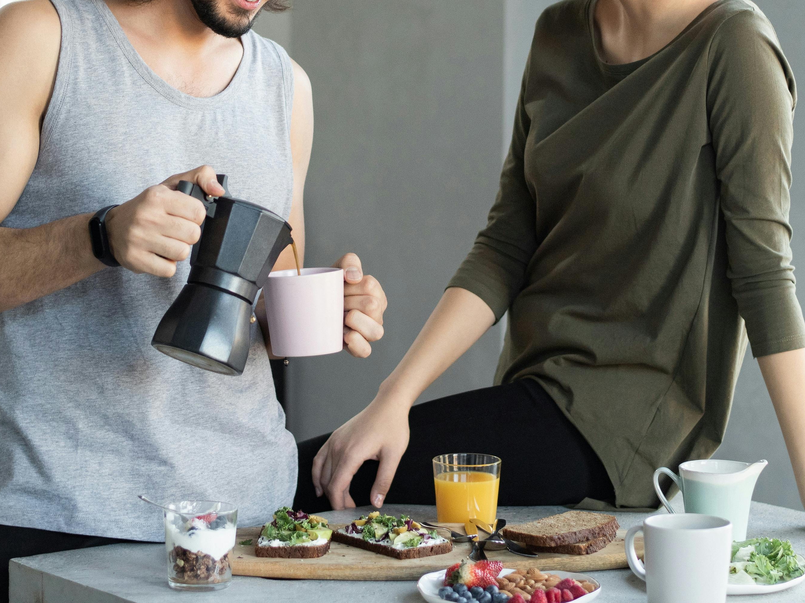 Una pareja disfrutando del desayuno | Fuente: Pexels