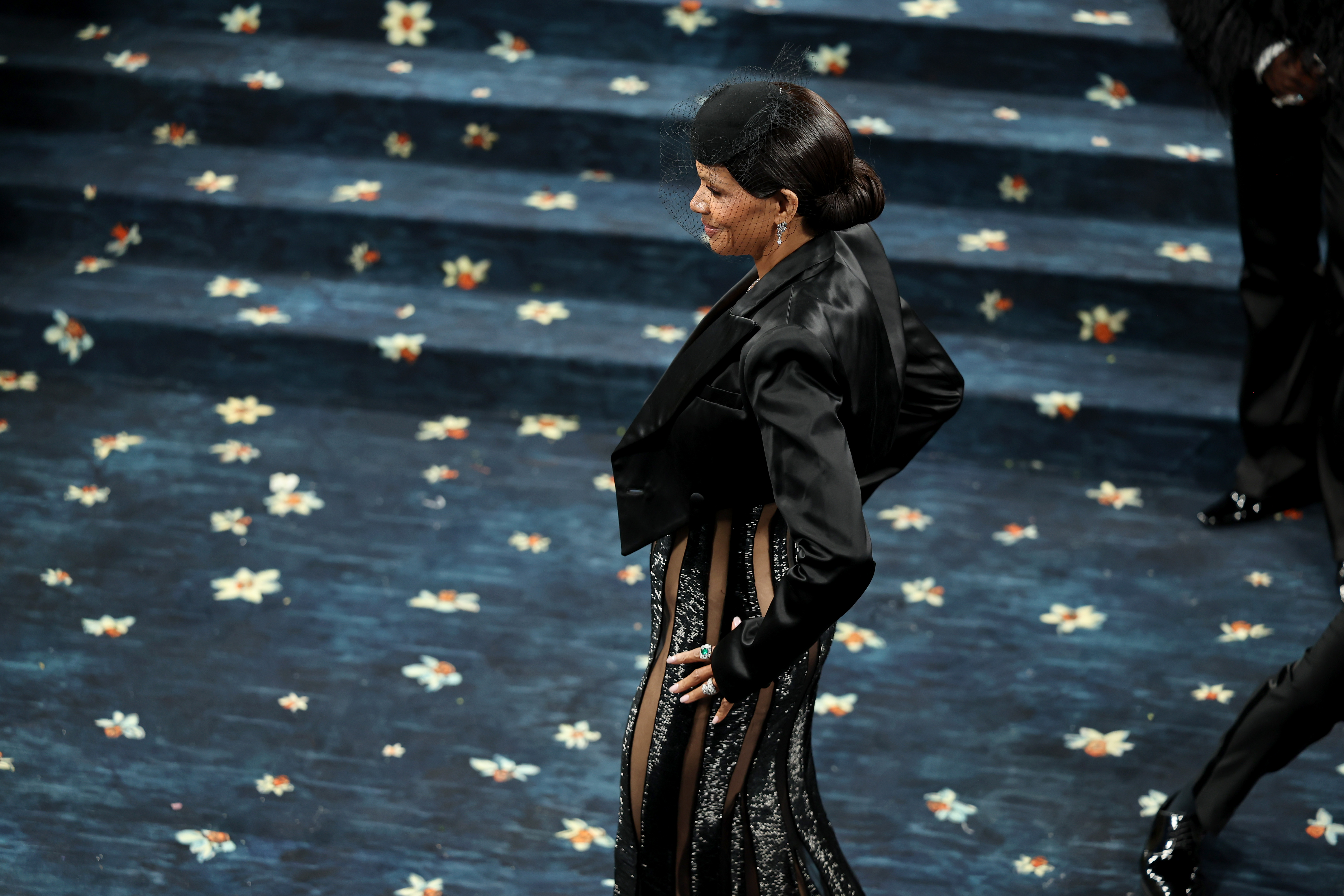 Halle Berry es captada posando para unas fotografías cerca de la escalinata del Met el 5 de mayo de 2025, en Nueva York | Fuente: Getty Images