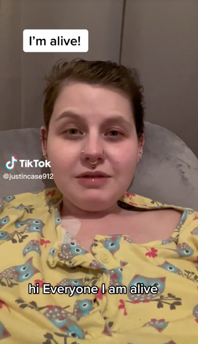 "Estoy viva" | "Hola a todos, estoy viva." | Emily luego del exitoso trasplante | Foto: TikTok.com/justincase912