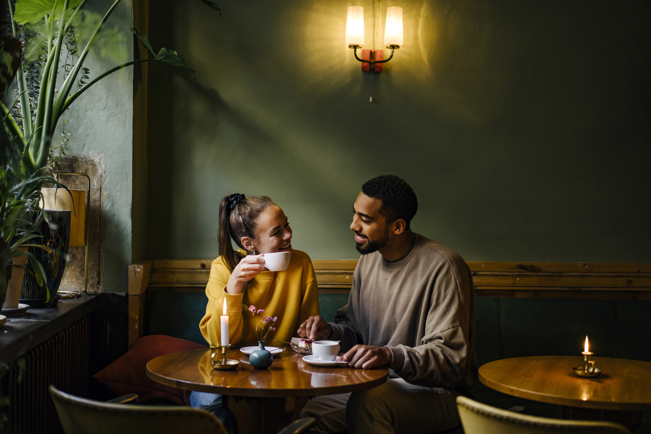 Hombre y mujer en una cafetería | Foto: Getty Images