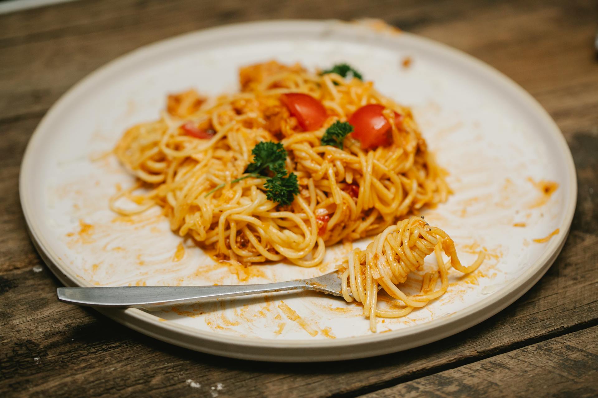 Un tenedor sobre un plato de pasta a medio comer | Fuente: Pexels