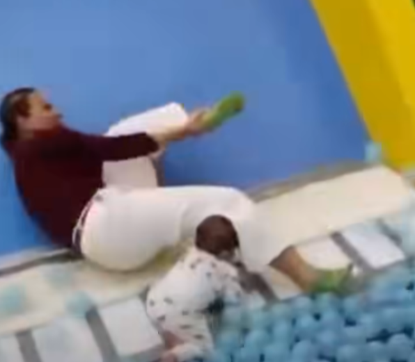 Itzamara sufrió varias fracturas luego de lanzarse por una resbaladilla con su bebé en el parque Jelly World. | Fuente: Facebook/La Silla Rota