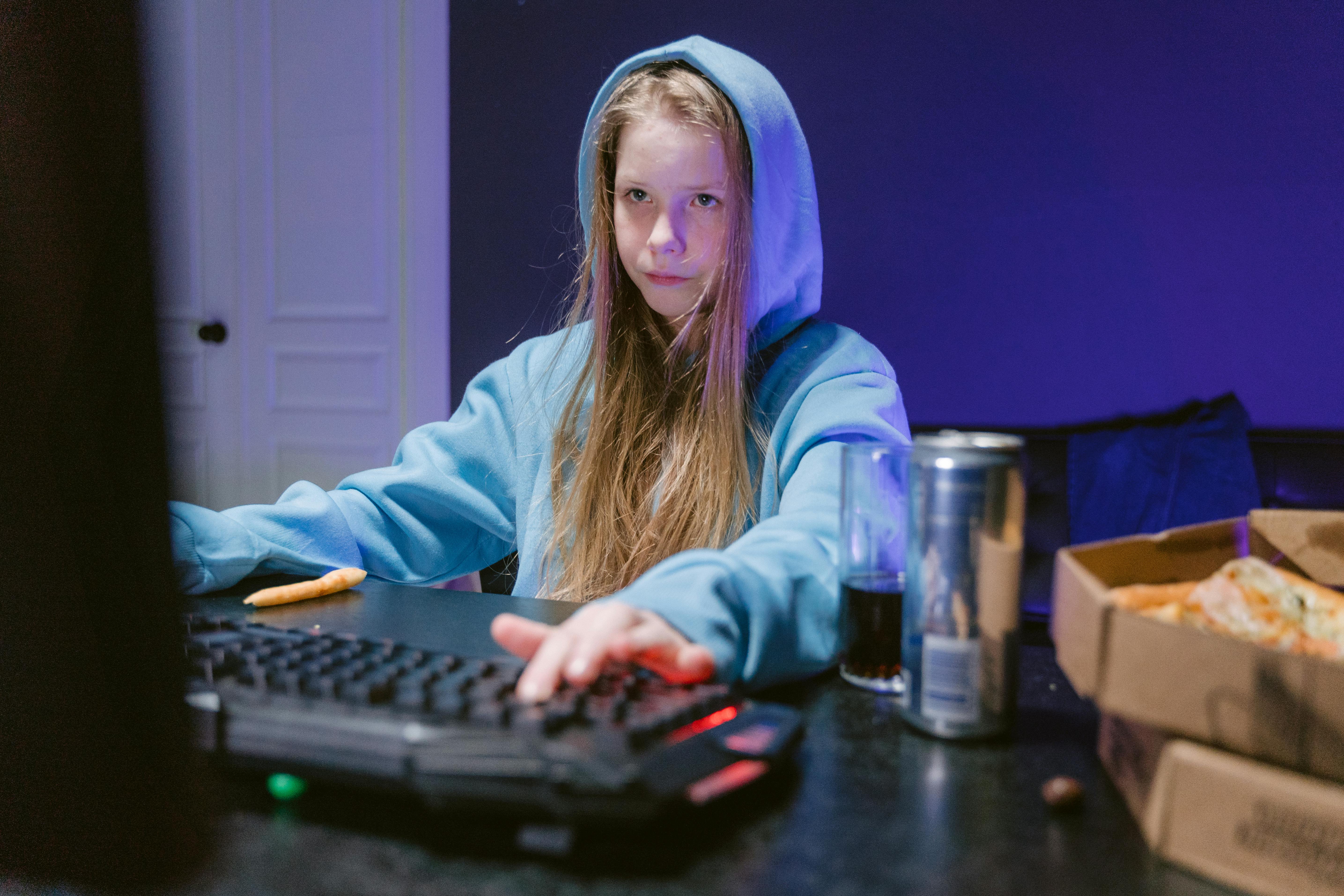 Chica utilizando un ordenador | Foto: Pexels