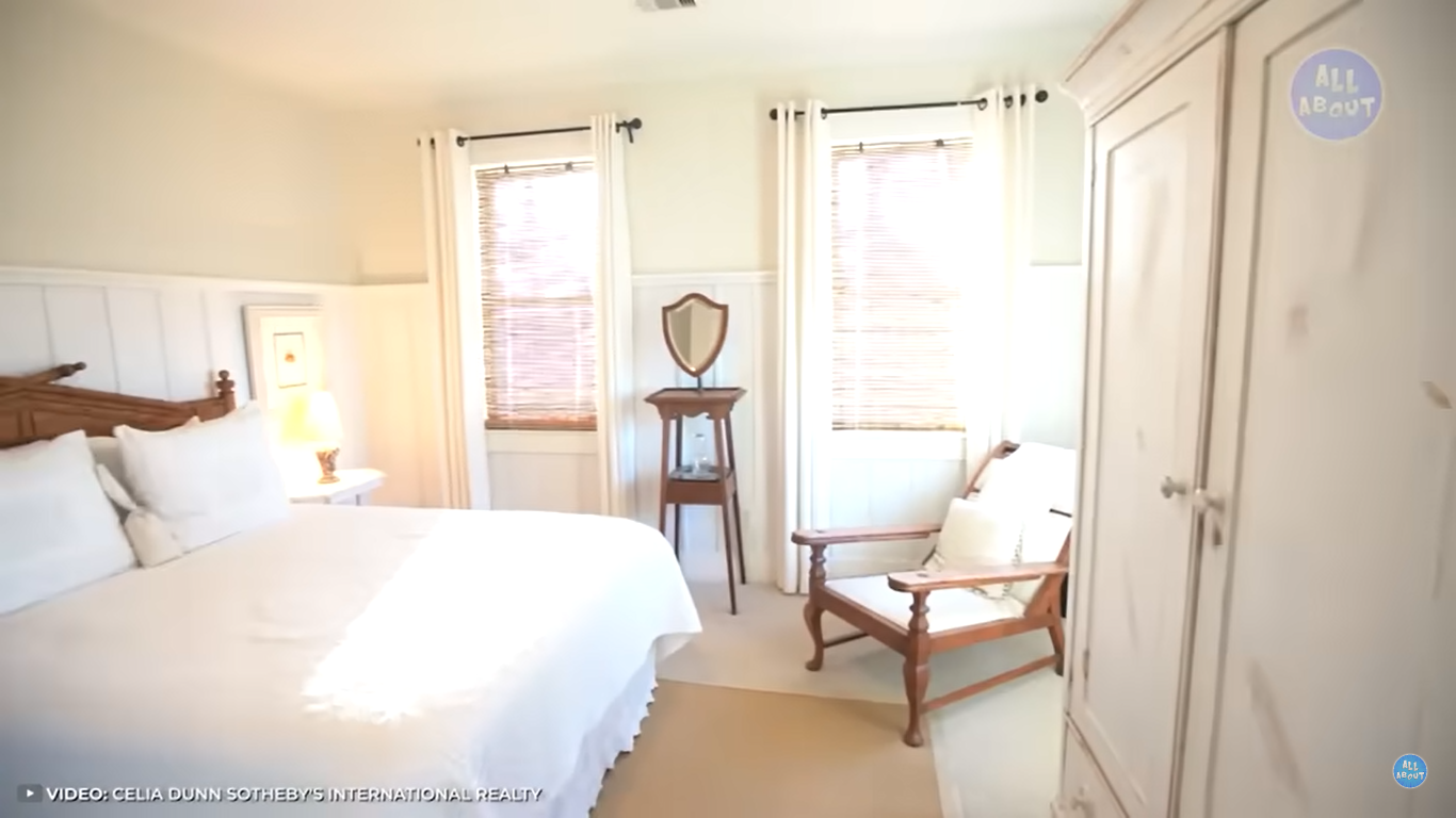Dormitorio principal de la casa de Sandra Bullock en Georgia. | Foto: YouTube/ALLABOUT