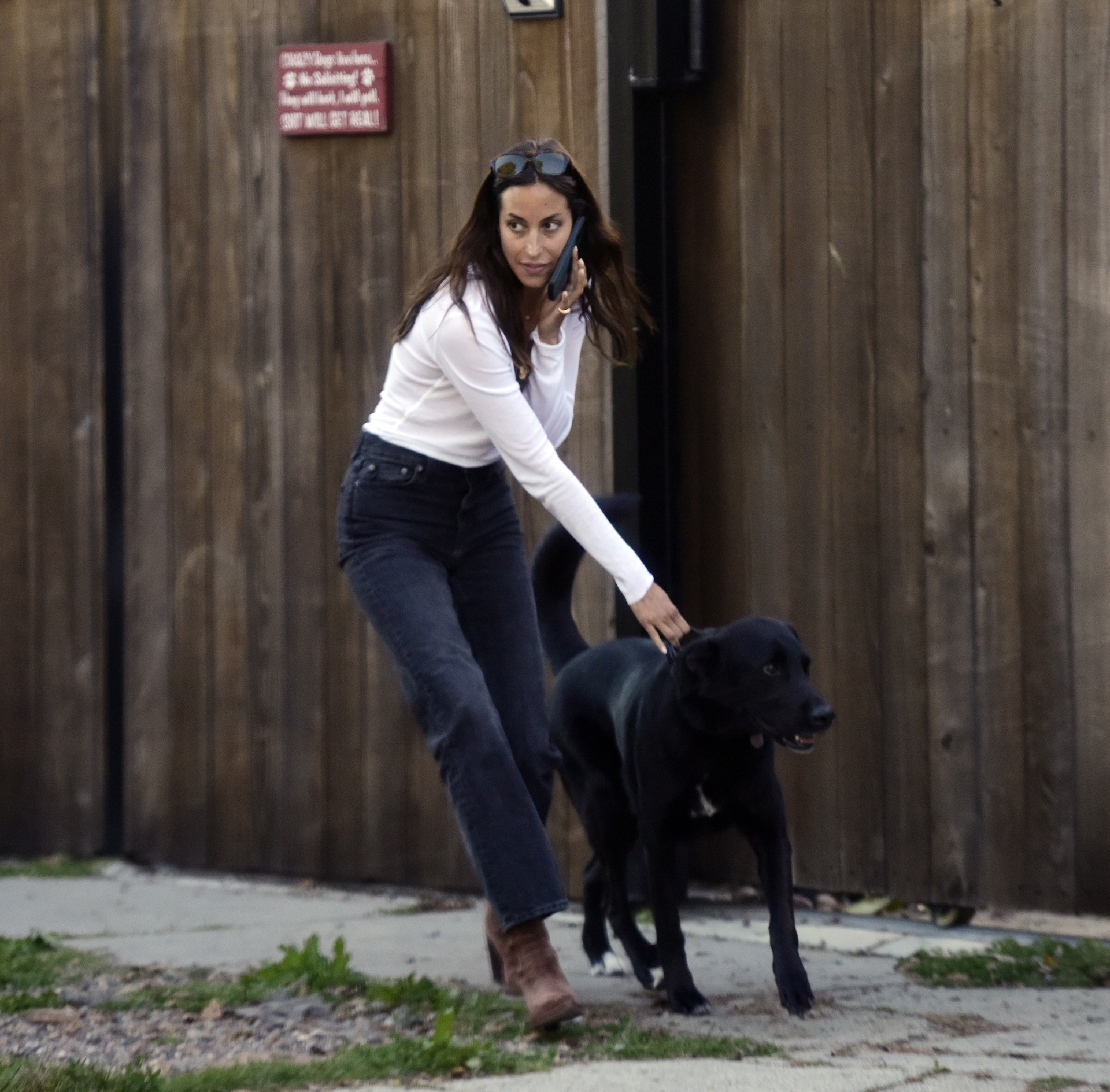 Ines De Ramon con un perro el 12 de abril de 2024, en Los Angeles, California | Fuente: Getty Images