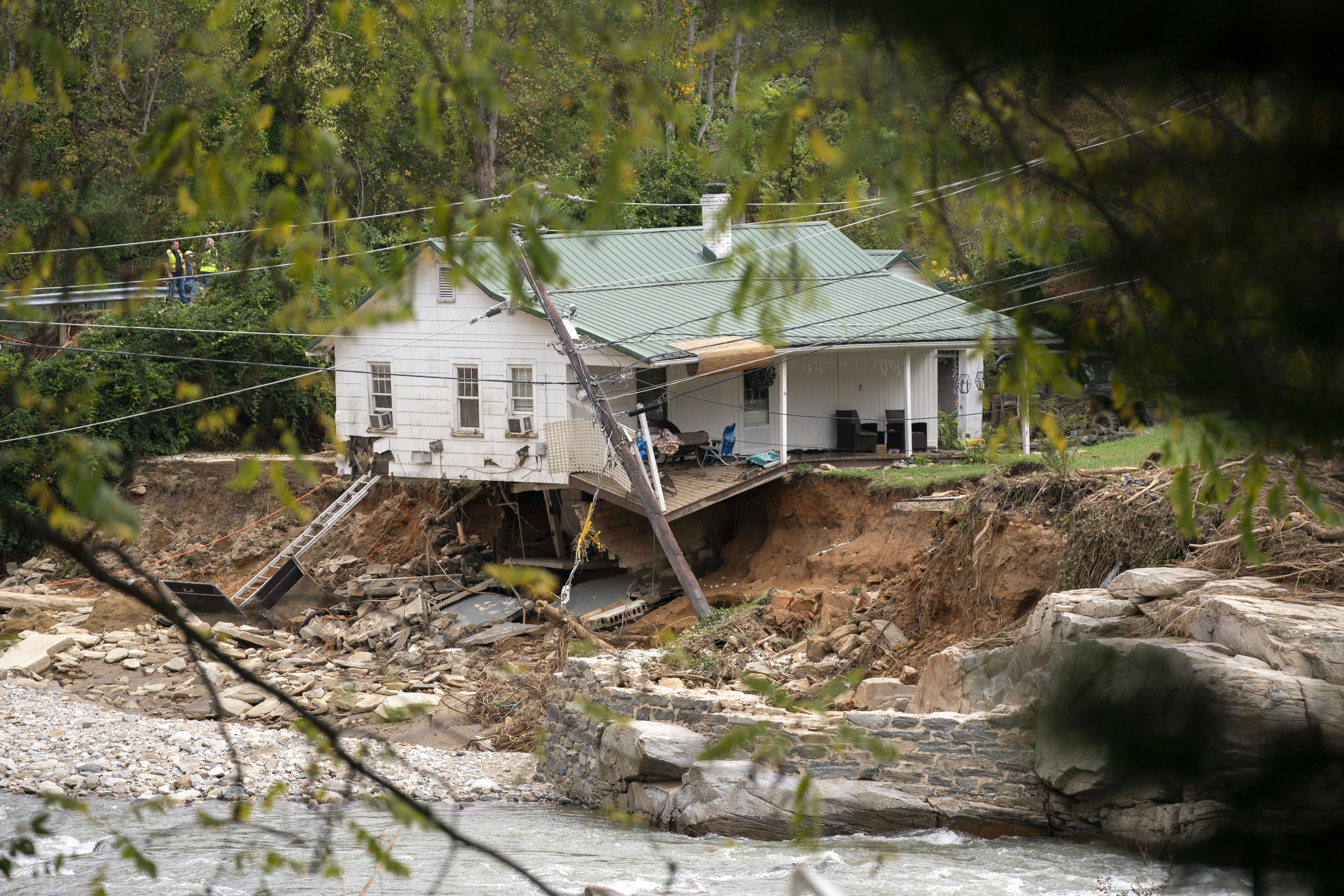 Una casa junto al río Broad tras el paso del huracán Helene en Bat Cave, Carolina del Norte, el 1 de octubre de 2024 | Fuente: Getty Images