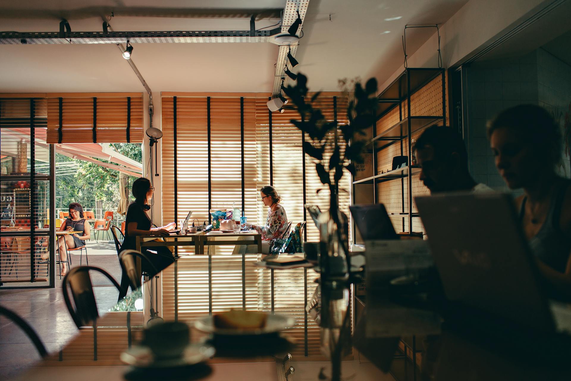 Vista desde la esquina trasera de una cafetería | Fuente: Pexels