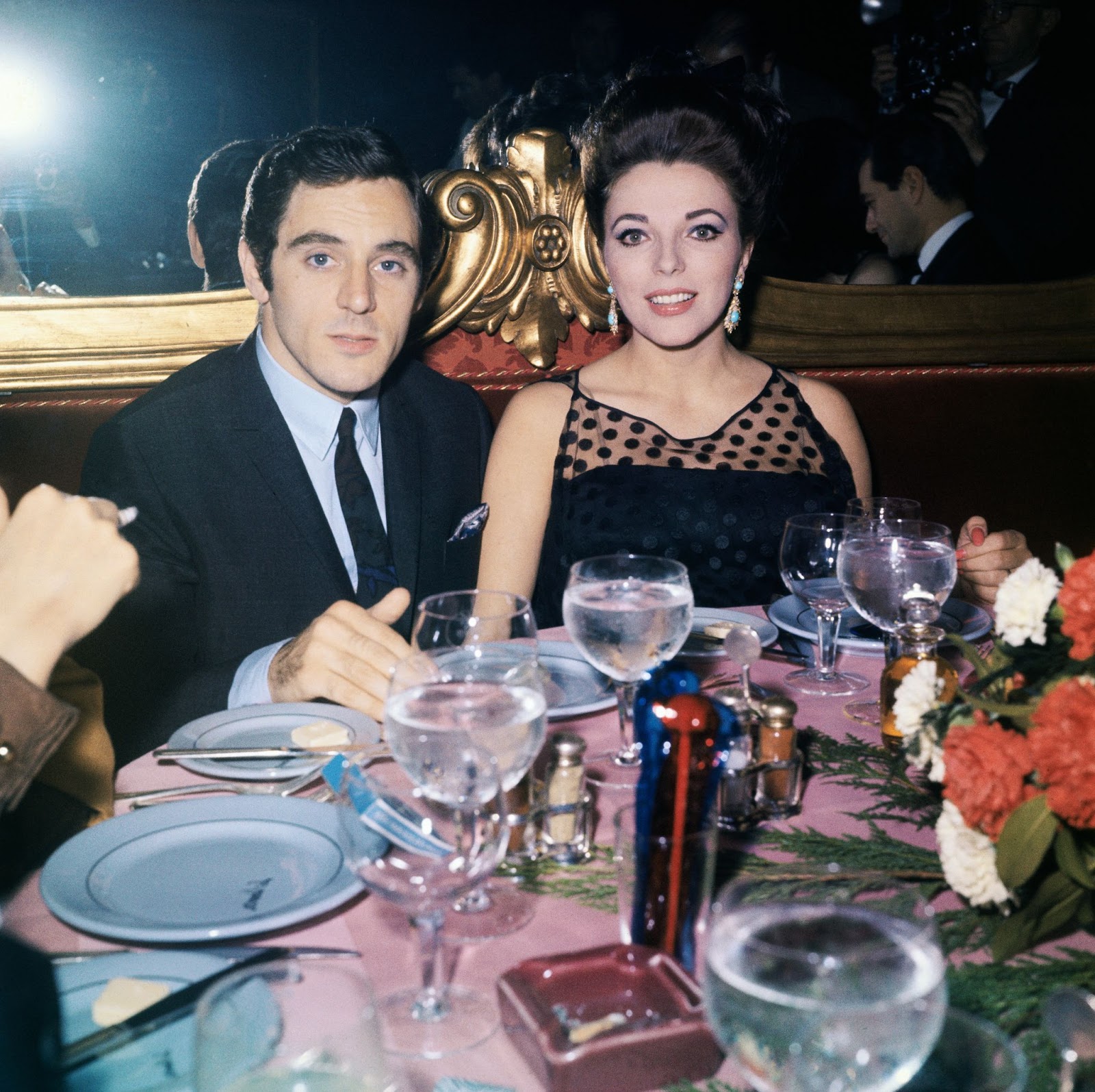 Un día después de su boda en 1963, Joan Collins y Anthony Newley disfrutaron de una noche de fiesta en un club. Aunque compartían la buena vida, su matrimonio se vio ensombrecido por la vida de mujeriego de Newley, lo que llevó a Collins a poner fin a su relación | Fuente: Getty Images