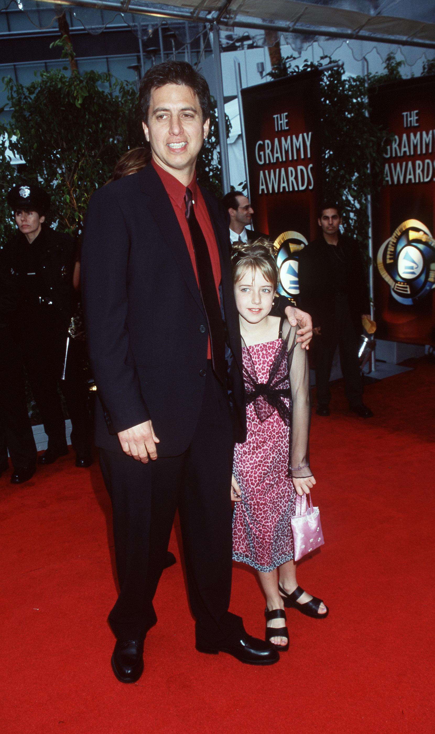 Ray Romano con su hija, Alexandra, en la 42ª Entrega Anual de los Premios Grammy, el 23 de febrero de 2000 en Los Ángeles, California. | Foto: Getty Images