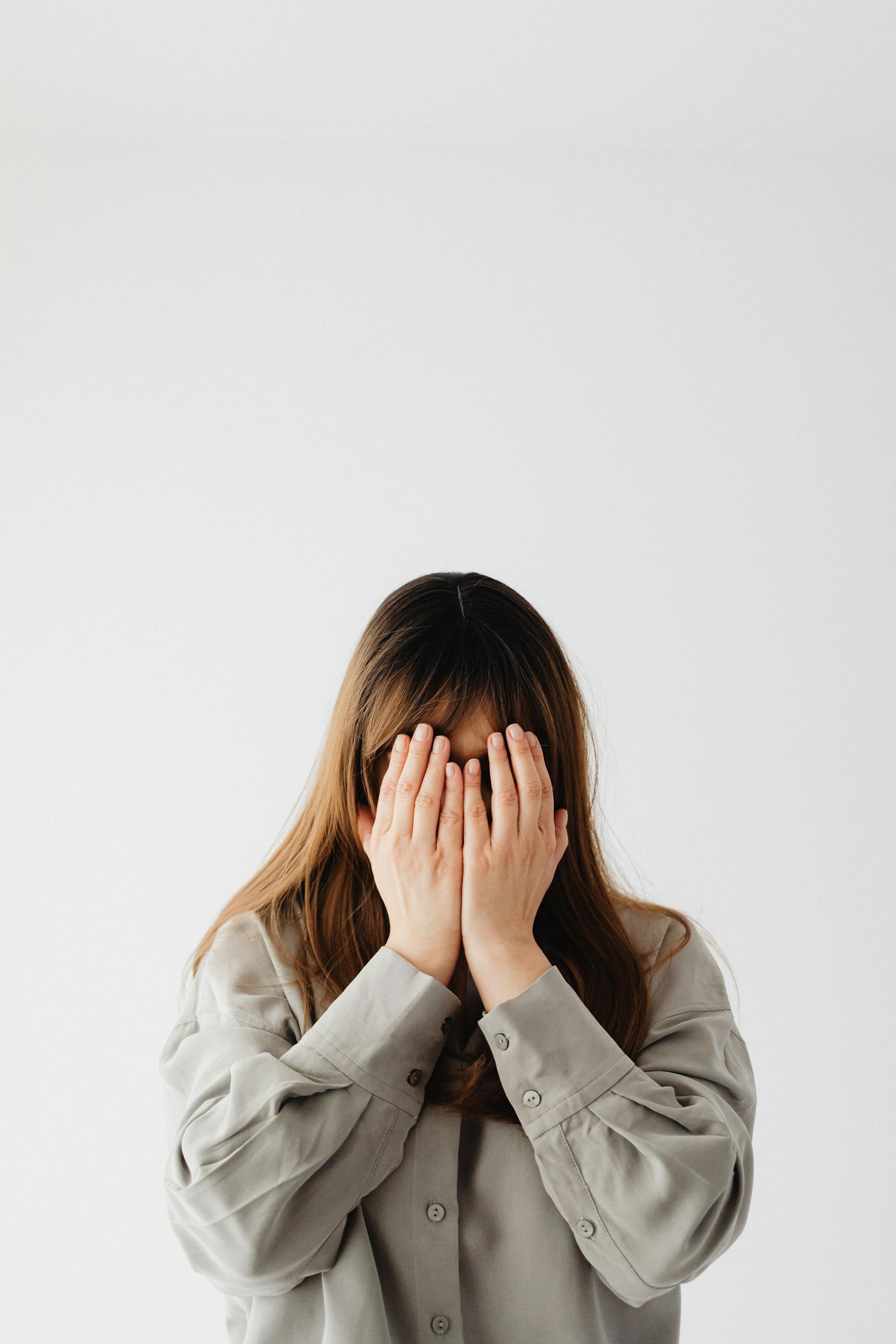 Una donna che si copre il viso con le mani | Fonte: Pexels