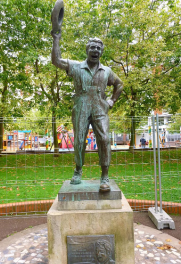 Estatua en el Parque de Doña Casilda Iturrízar (Bilbao) en honor a Tonetti. | Foto: Wikimedia Commons