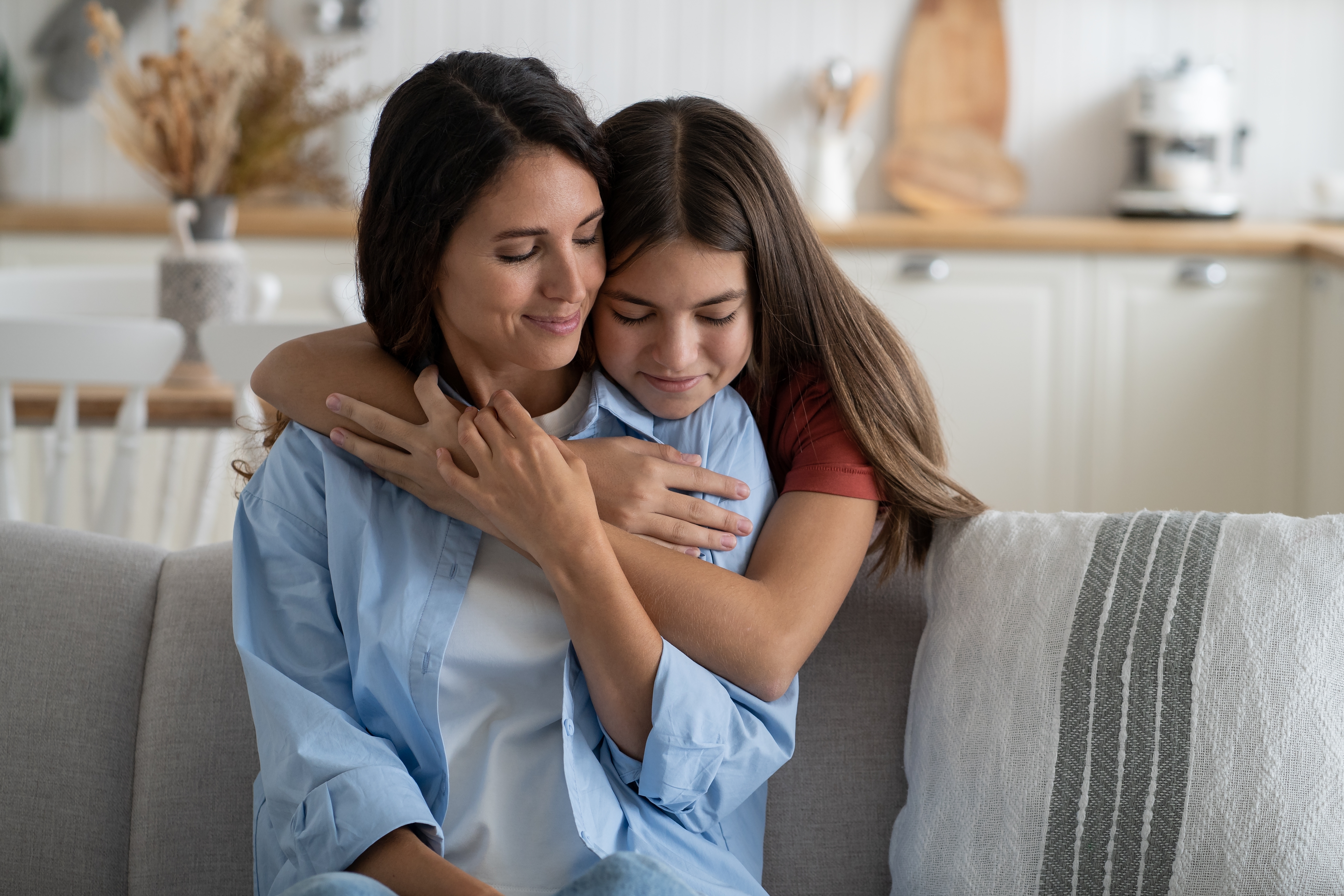 Niña abraza a su madre | Foto: Shutterstock