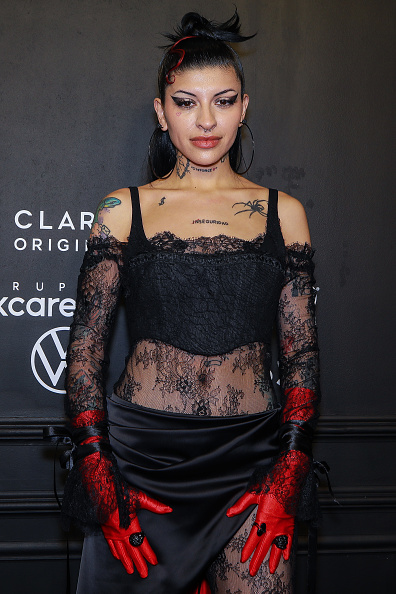 Cazzu posa para una foto durante la alfombra negra de GQ 2022 Men Of The Year en General Prim 30 el 22 de noviembre de 2022 en Ciudad de México, México | Fuente: Getty Images