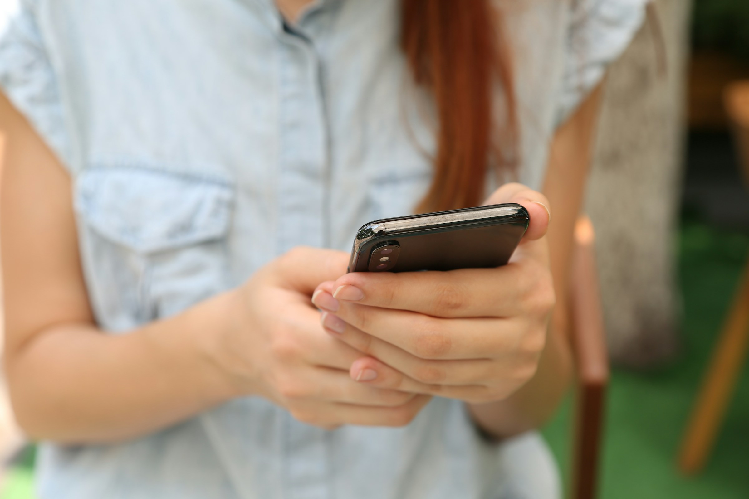 Una mujer con un teléfono en la mano | Fuente: Unsplash