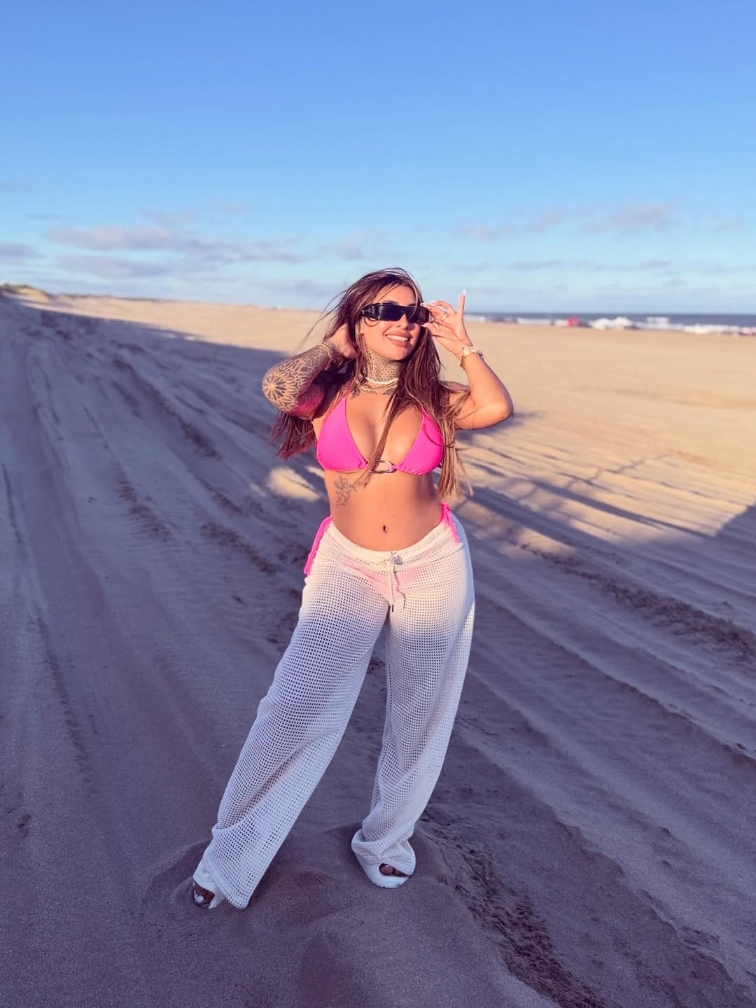 Tamara Báez disfrutando de un día de relajación en la playa | Fuente: Instagram/tamibaez222