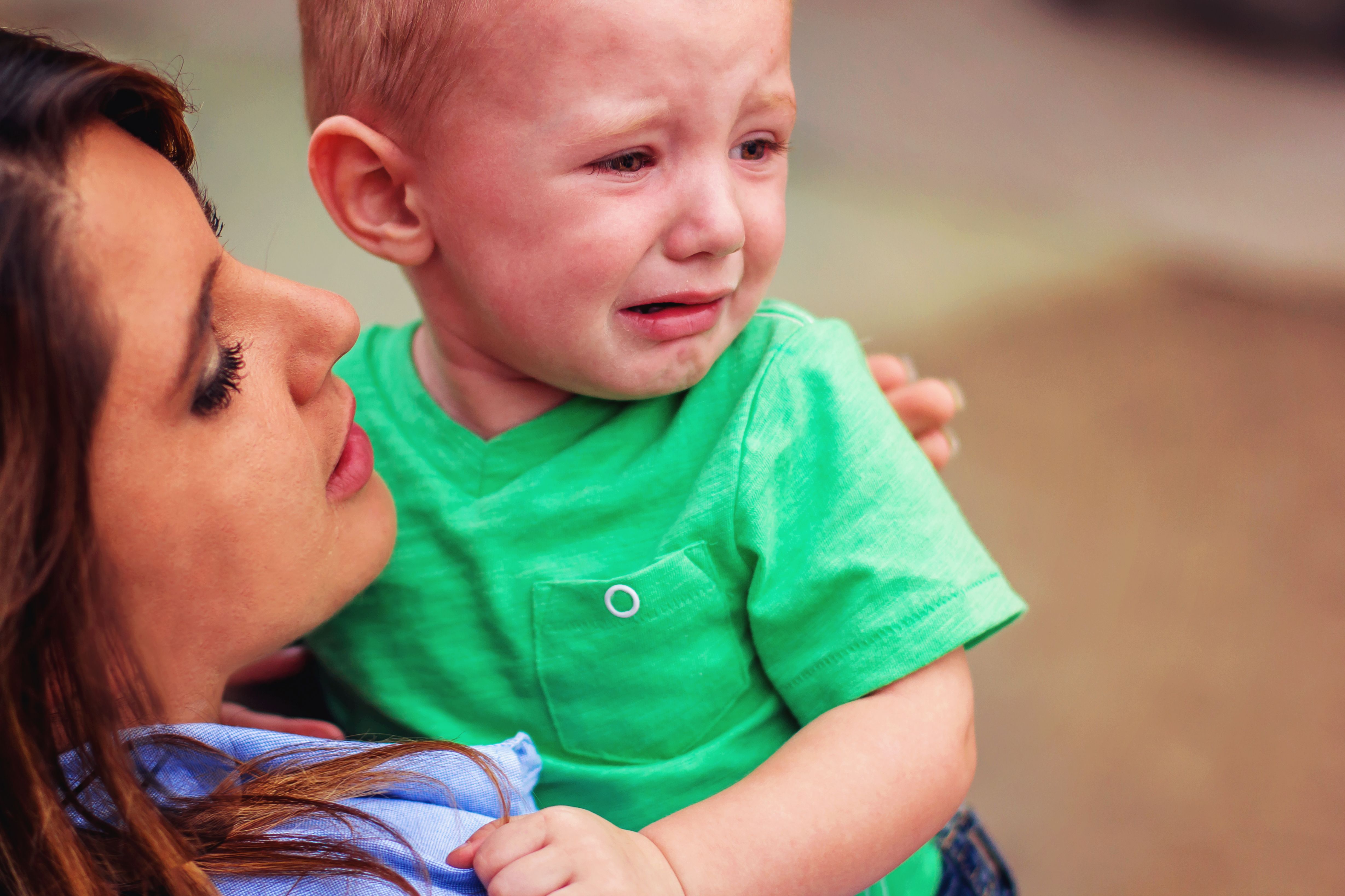 Un niño llorando mientras lo llevan en brazos. | Foto: Shutterstock