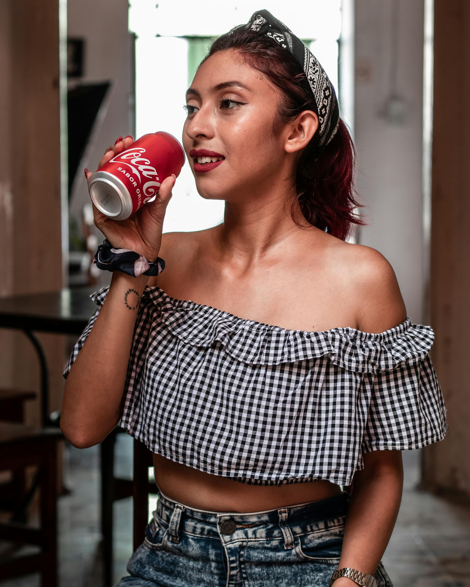 Una mujer bebiendo refresco | Fuente: Pexels