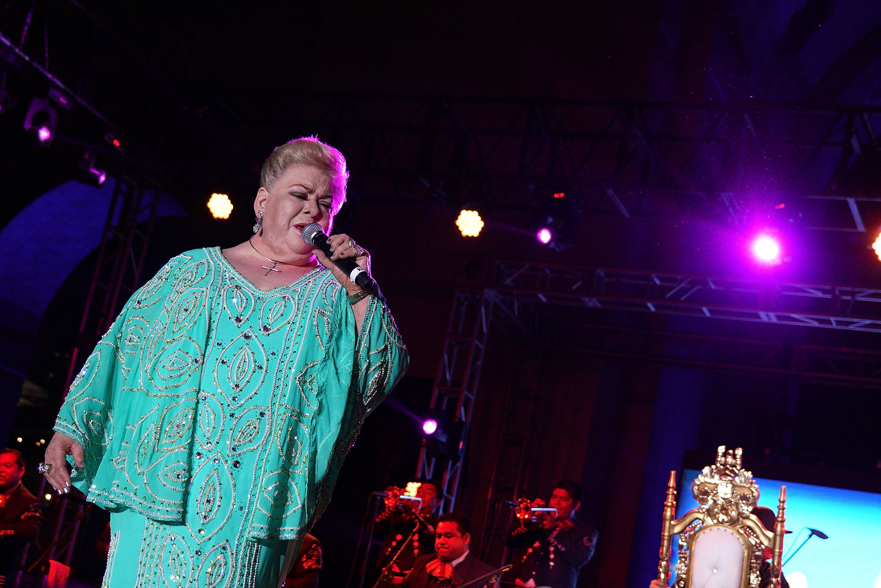 Paquita La Del Barrio actúa en el escenario durante Curacao Foundation presents Latinos United Concert en apoyo a los niños inmigrantes separados de sus familias en Los Ángeles Coliseum el 20 de octubre de 2018 en Los Ángeles, California. | Fuente: Getty Images